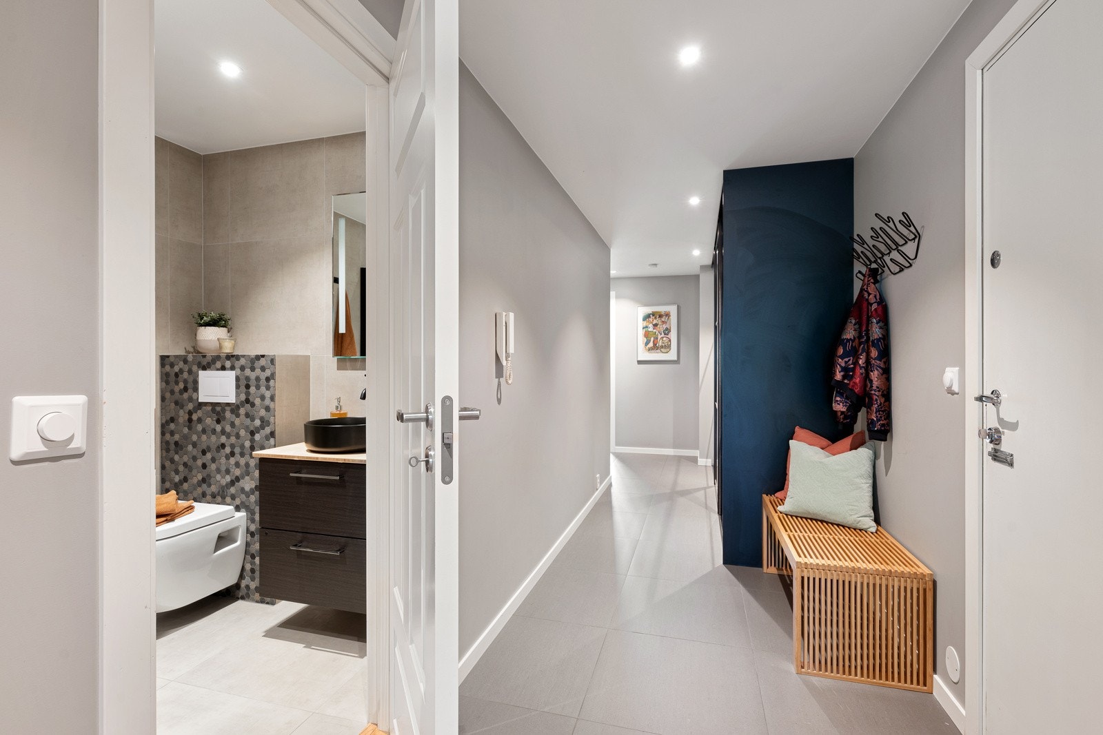 Innbydende entré med garderobeskap, hvor yttertøyet kan ryddes pent bort. Galleribilde