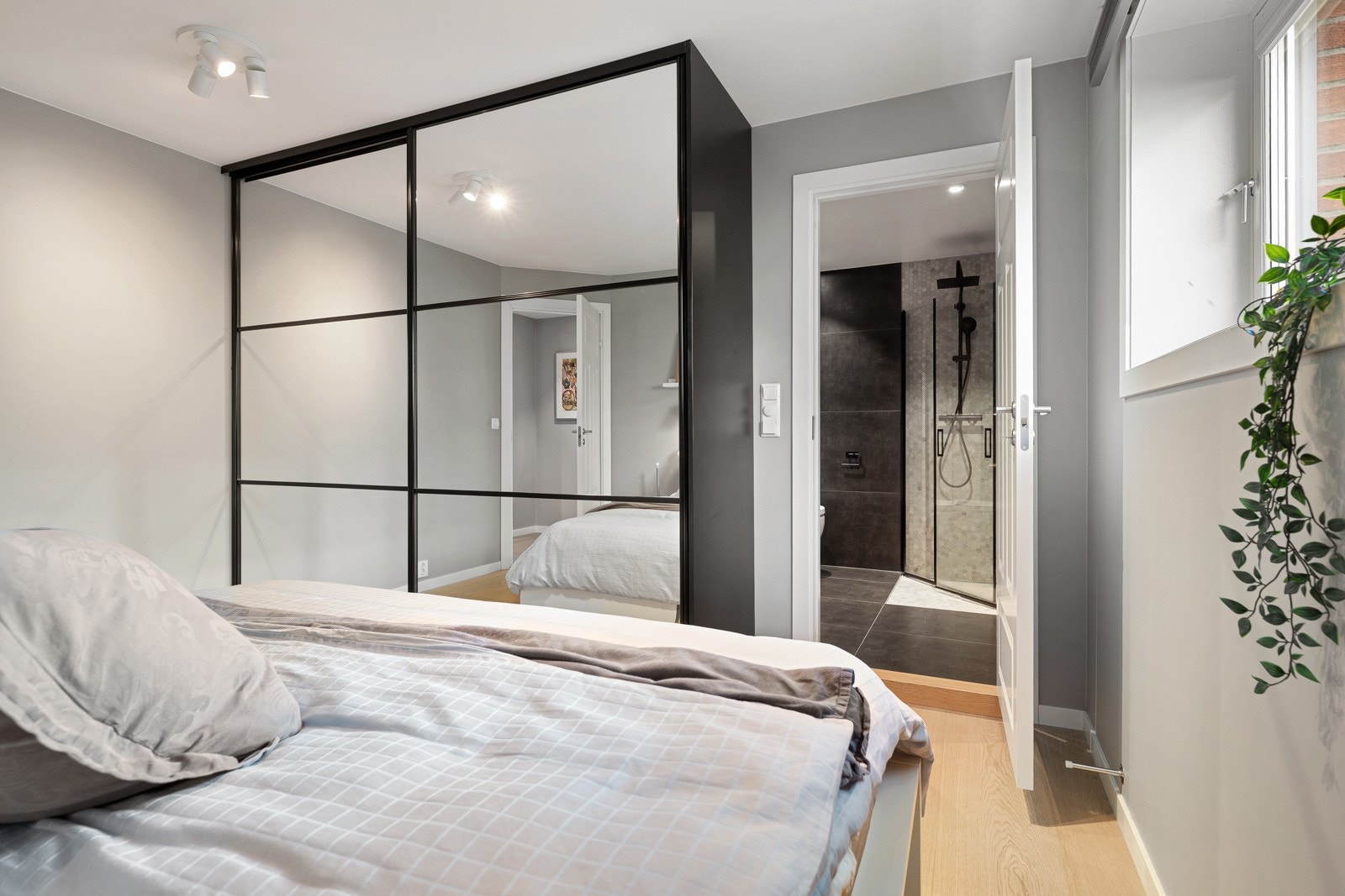 Fra soverommet er det adkomst til leilighetens hovedbad. Galleribilde