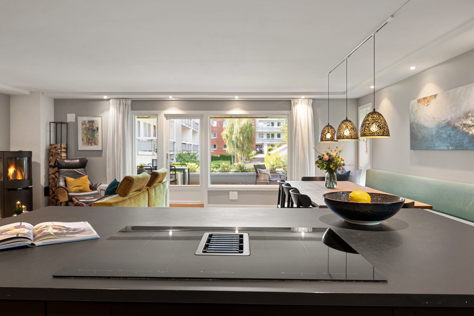 Hvitevarer som induksjonstopp, selvrensende stekeovn (pyrolyse) med dampfunksjon, kombiovn (mikro + stekeovn), kjøleskap, fryseskap og oppvaskmaskin er integrert i innredningen. Galleribilde