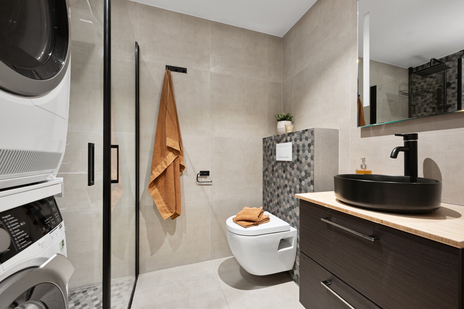 Det andre badet, også fra 2019, er innredet med vegghengt toalett, servant med underskap og dusjhjørne, samt opplegg for vaskemaskin og tørketrommel. Galleribilde