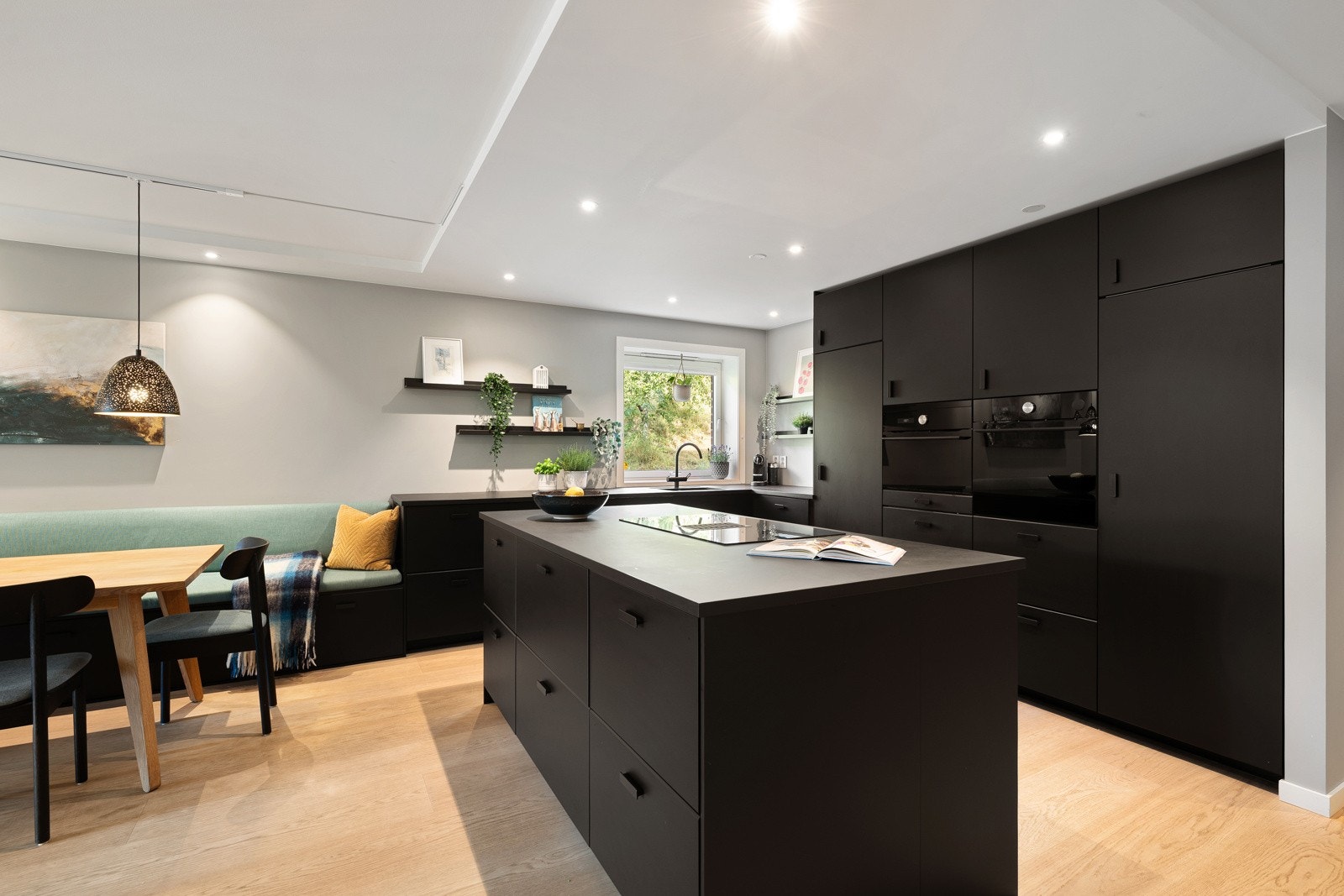 Moderne og åpent kjøkken fra 2019 med glatte fronter og laminatbenkeplate med planlimt oppvaskkum. Galleribilde