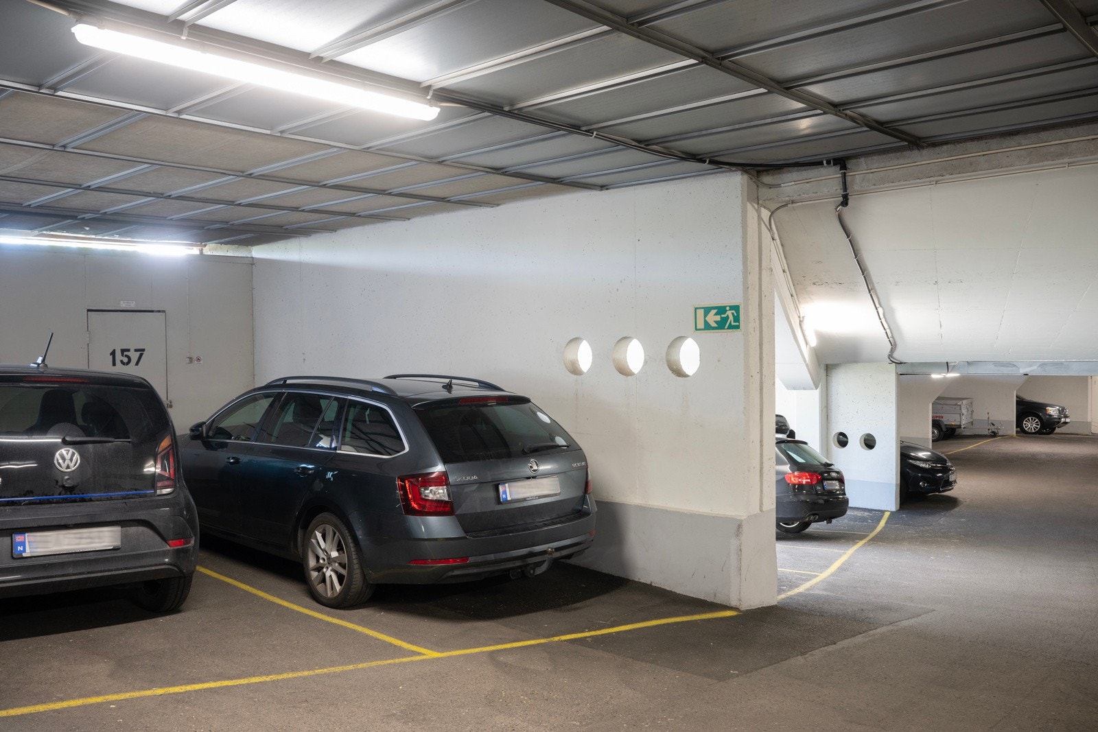 Bruksrett til garasjeplass og tilhørende bod følger boligseksjonen. Galleribilde