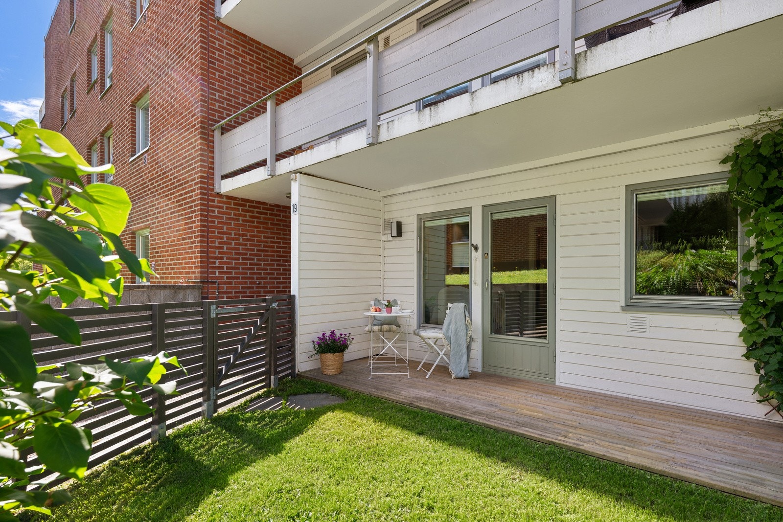 Leiligheten har også en østvendt, overbygget markterrasse på ca. 7 kvm. Galleribilde