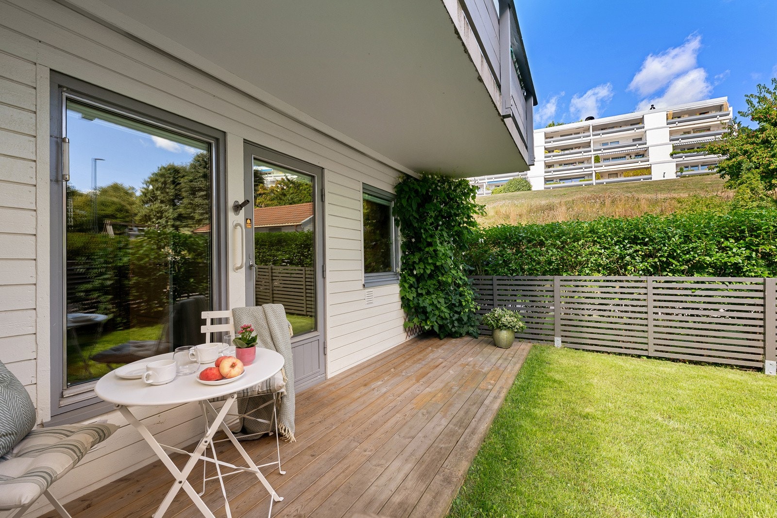 Perfekt for morgenkaffe og avslappende sommerdager. Terrassen og hagedelen er inngjerdet, noe som gjør den perfekt for barn eller hund. Galleribilde
