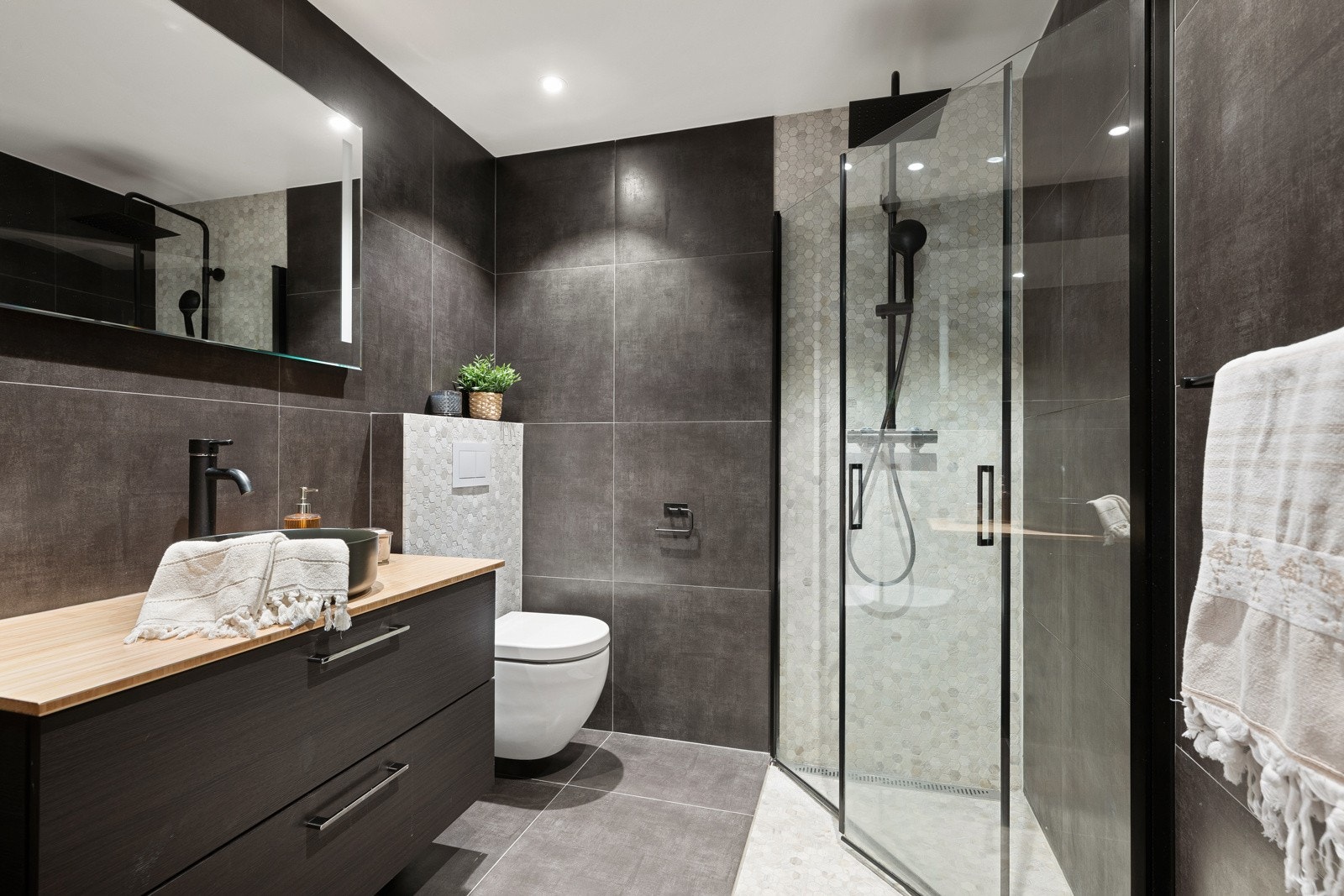 Et lekkert og romslig hovedbad fra 2019 preget av moderne design. Galleribilde