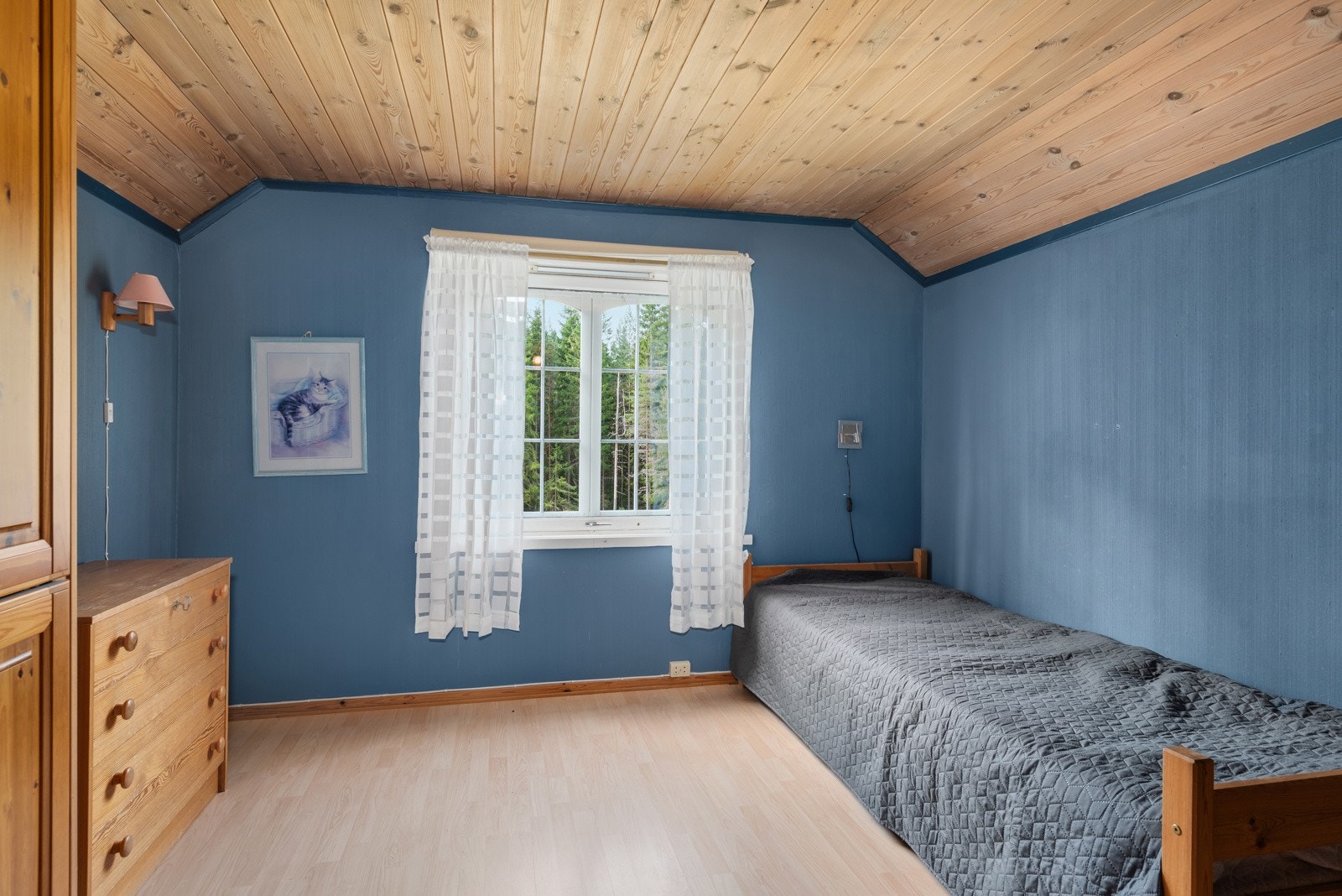 Det andre soverommet har fint plass til seng med tilhørende møblement. Galleribilde