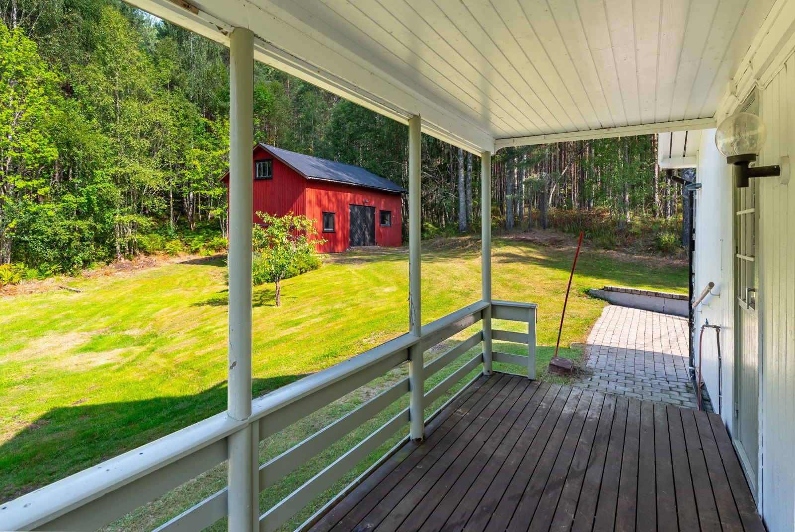 På baksiden av boligen er det også utemuligheter på terrasse, samt enkel adkomst fra steinbelagt innkjørsel. Galleribilde