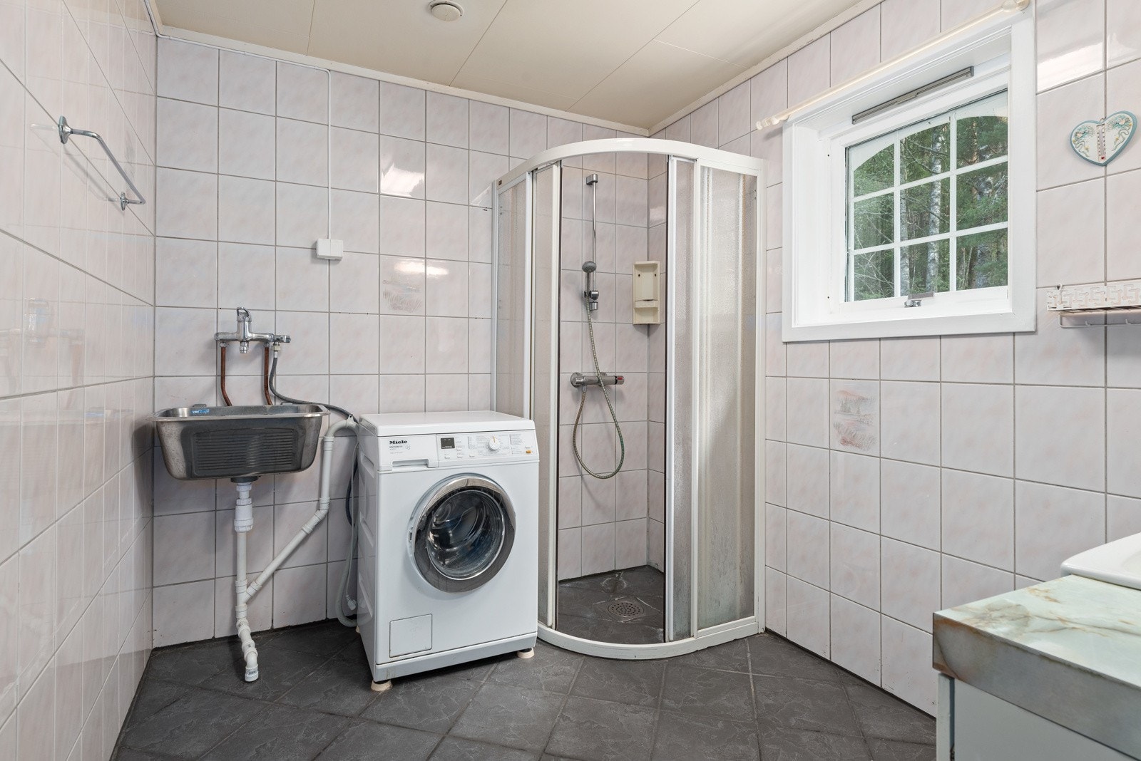 Badet har en praktisk løsning med en enkel og funksjonell innredning Galleribilde