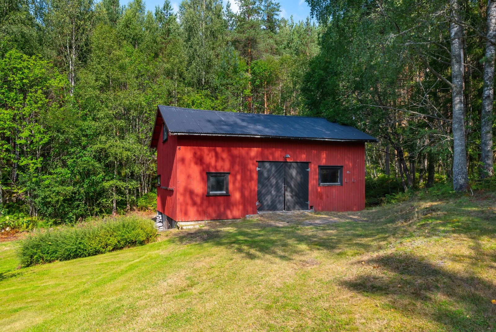 Boligen har også tilhørende uthus/bod Galleribilde