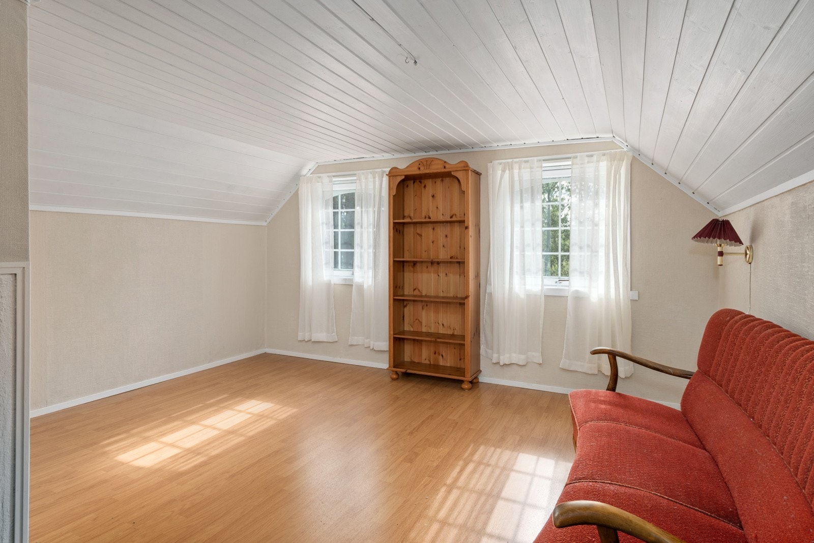 I 2.etasje finner vi boligens 3 andre soverom i tillegg til garderobe. Galleribilde