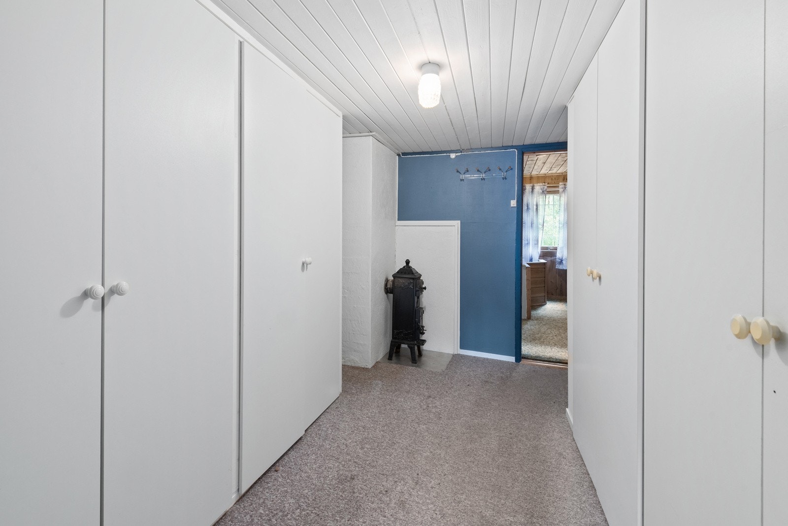 Garderoben sørger for godt med lagringsmuligheter. Galleribilde