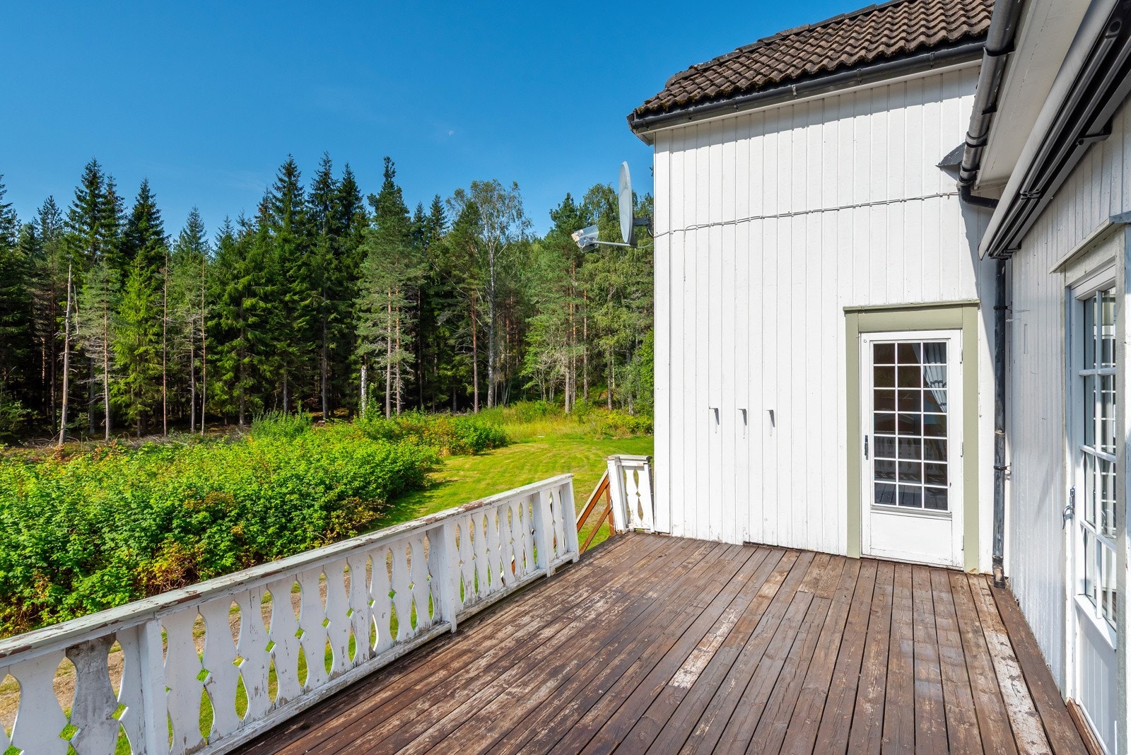 Balkongen strekker seg langs boligen og sørger for gode utemuligheter. Galleribilde