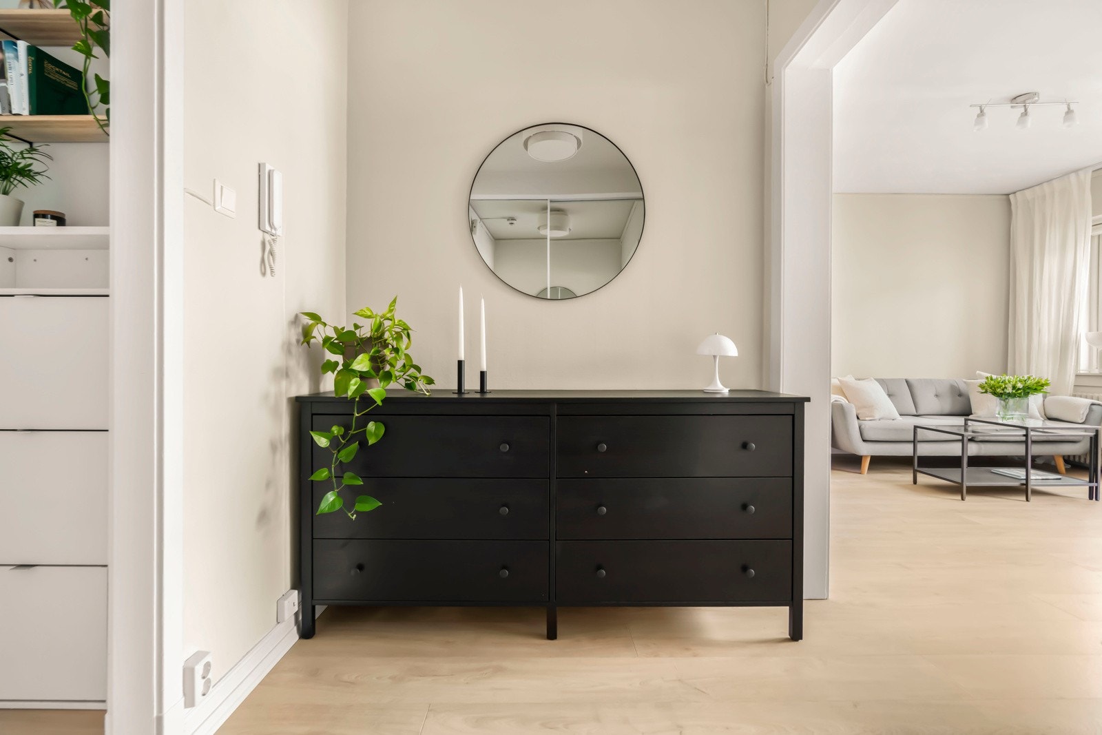 Det er gode lagringsmuligheter flere steder i leiligheten. Galleribilde