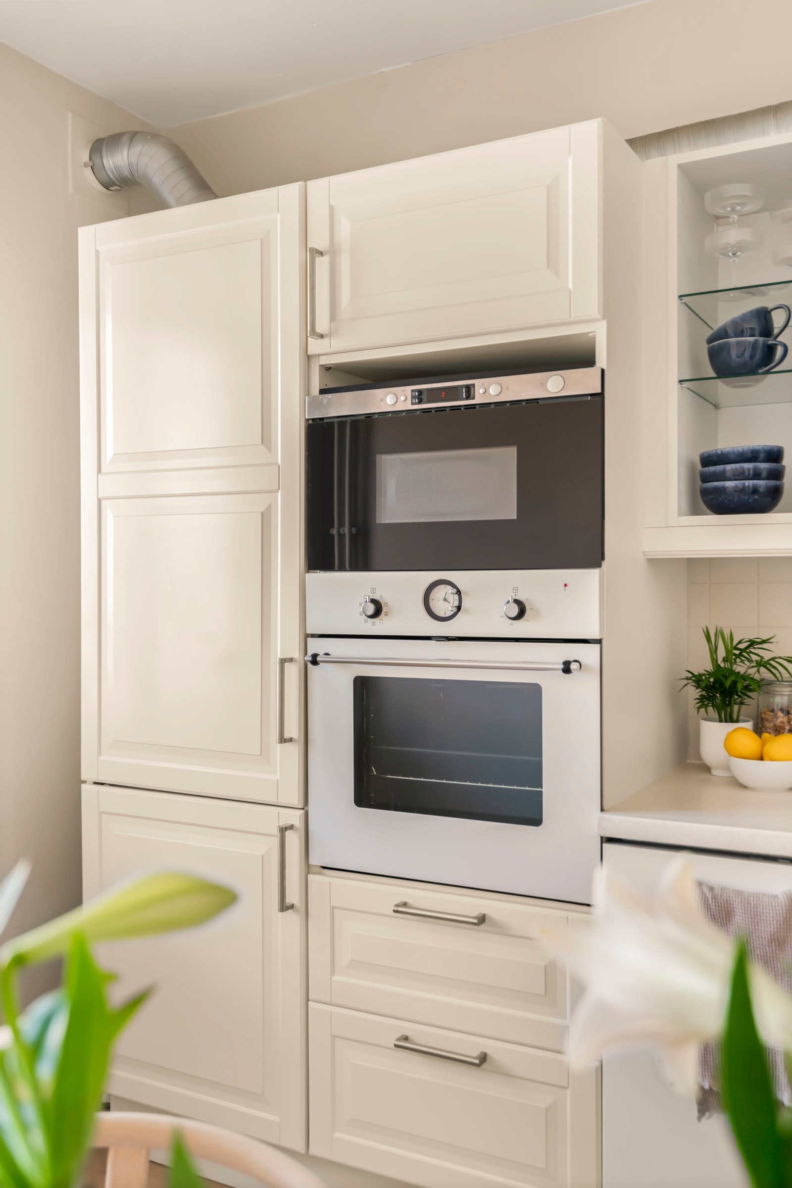 Kjøkkenet har opplegg for platetopp, stekeovn, oppvaskmaskin og kjøleskap. Intergerte hvitevarer medfølger. Galleribilde