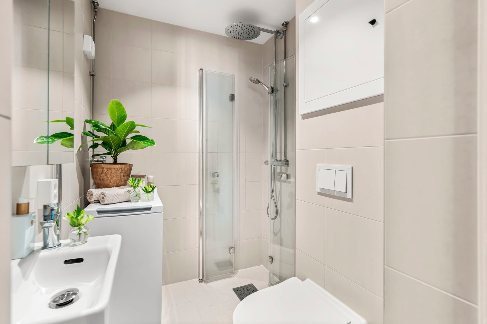 Baderomsinnredningen byr på servant med speilskap over, belysning via downlights i himling, dusjhjørne med foldedører, sluk i sone, regnfallsdusj, toalett og termostatstyrt blandebatteri. Galleribilde