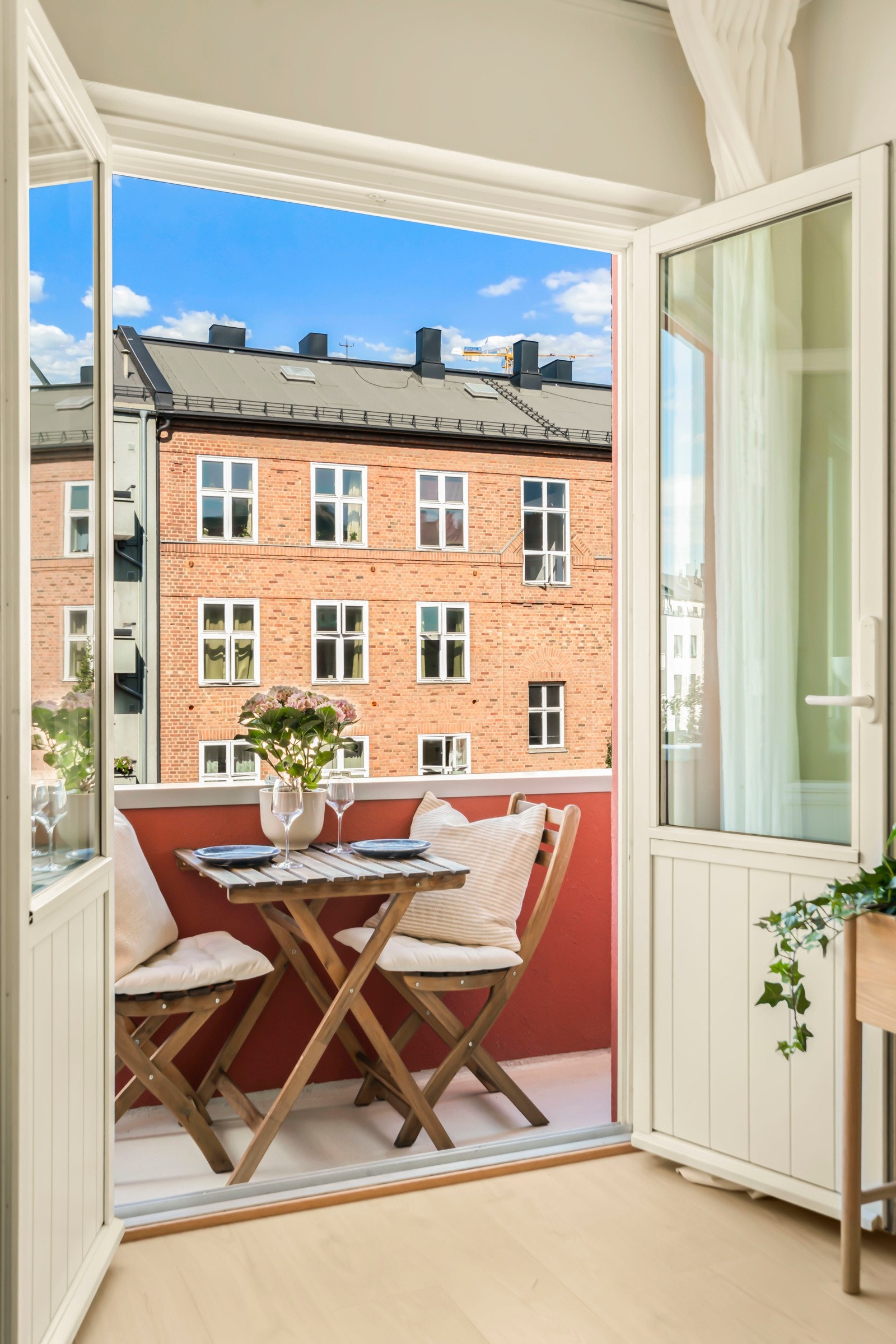 Sol fra ca. 15:30 til 20:00 i sommerhalvåret, opplyser selger. Galleribilde