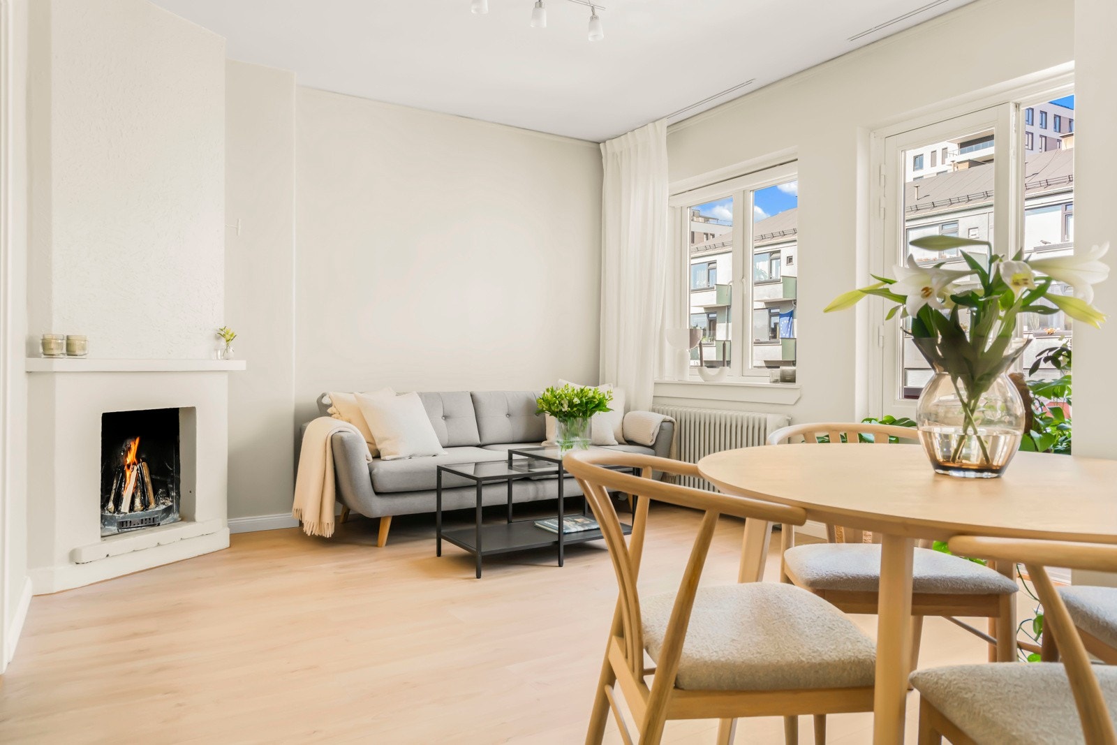 Det er god plass til sofagruppe med tilhørende møblement og spisebord til flere gjester. Galleribilde