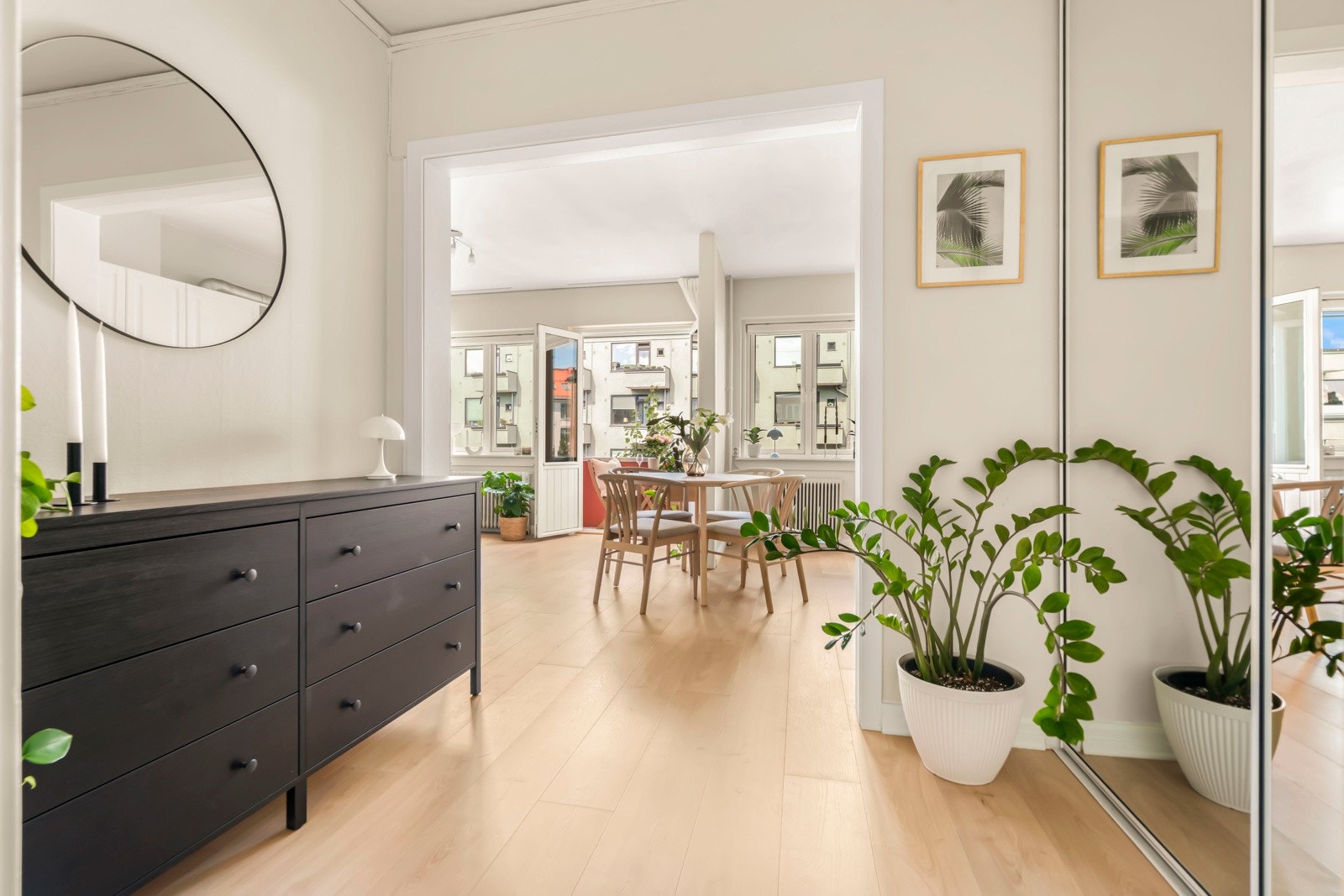 Inngangspartiet tar deg rett inn i den trivelige leiligheten. Galleribilde