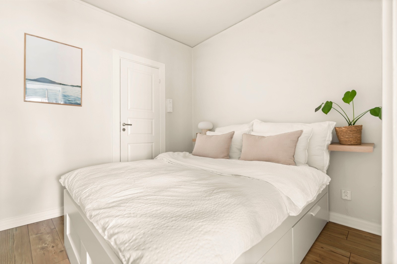 Her er det god plass til dobbeltseng med tilhørende nattbord, samt garderobeskap. Galleribilde