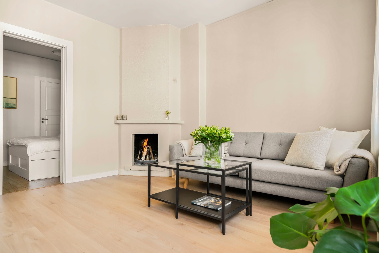 Fra stuen er det enkel adkomst til leilighetens alkove. Galleribilde