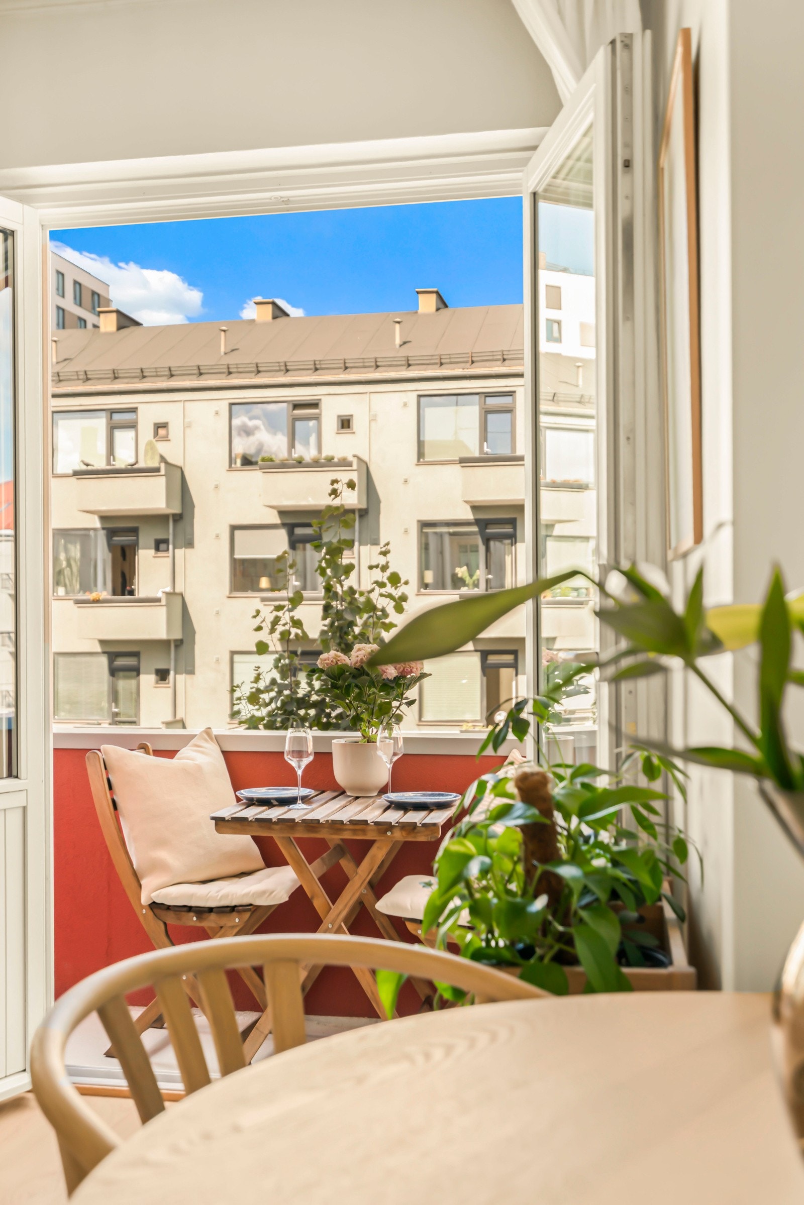 Fra stuen har du direkte utgang til leilighetens balkong med plass til utemøblement. Galleribilde