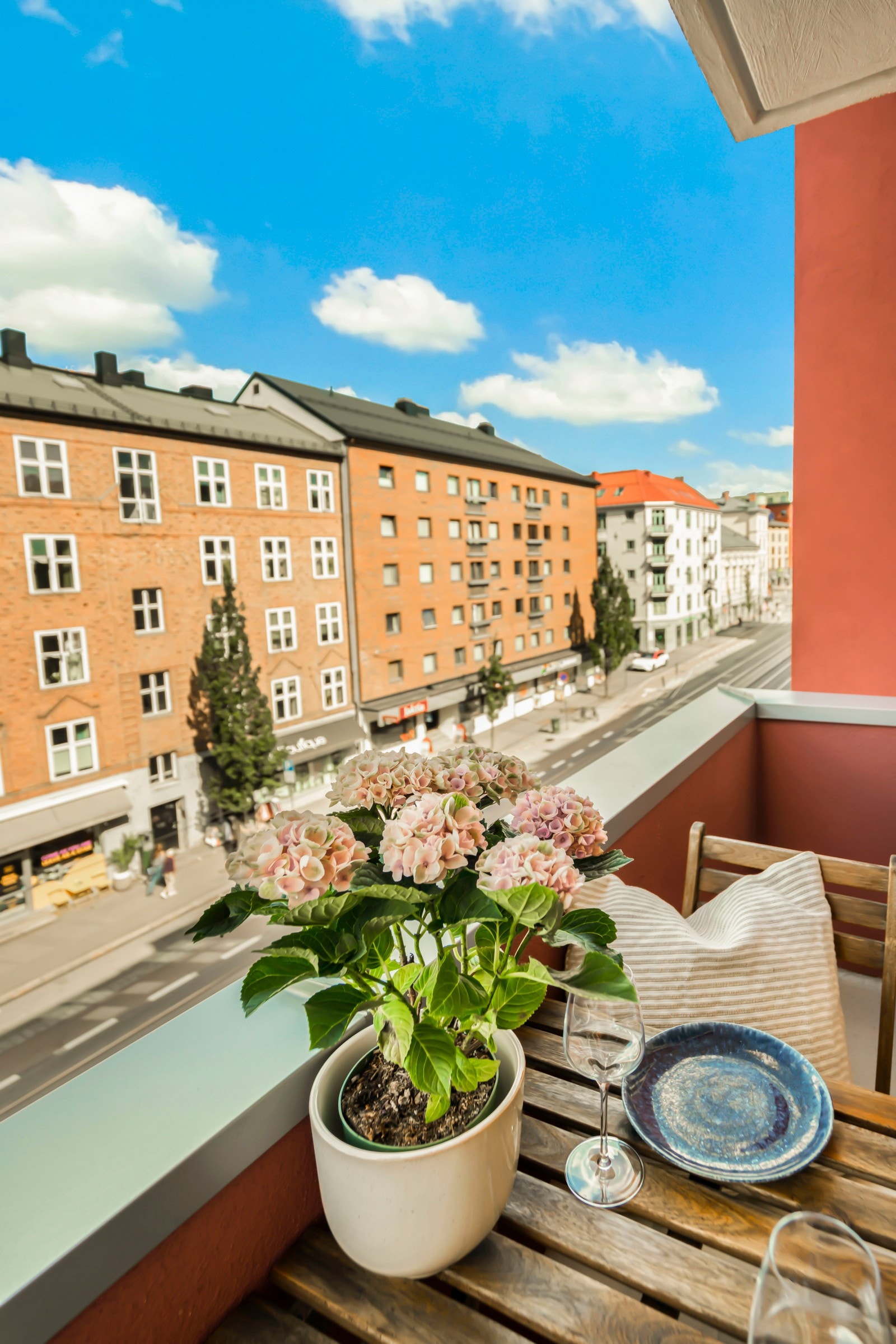 Her kan du lene deg tilbake i flotte omgivelser og nyte varme dager. Galleribilde