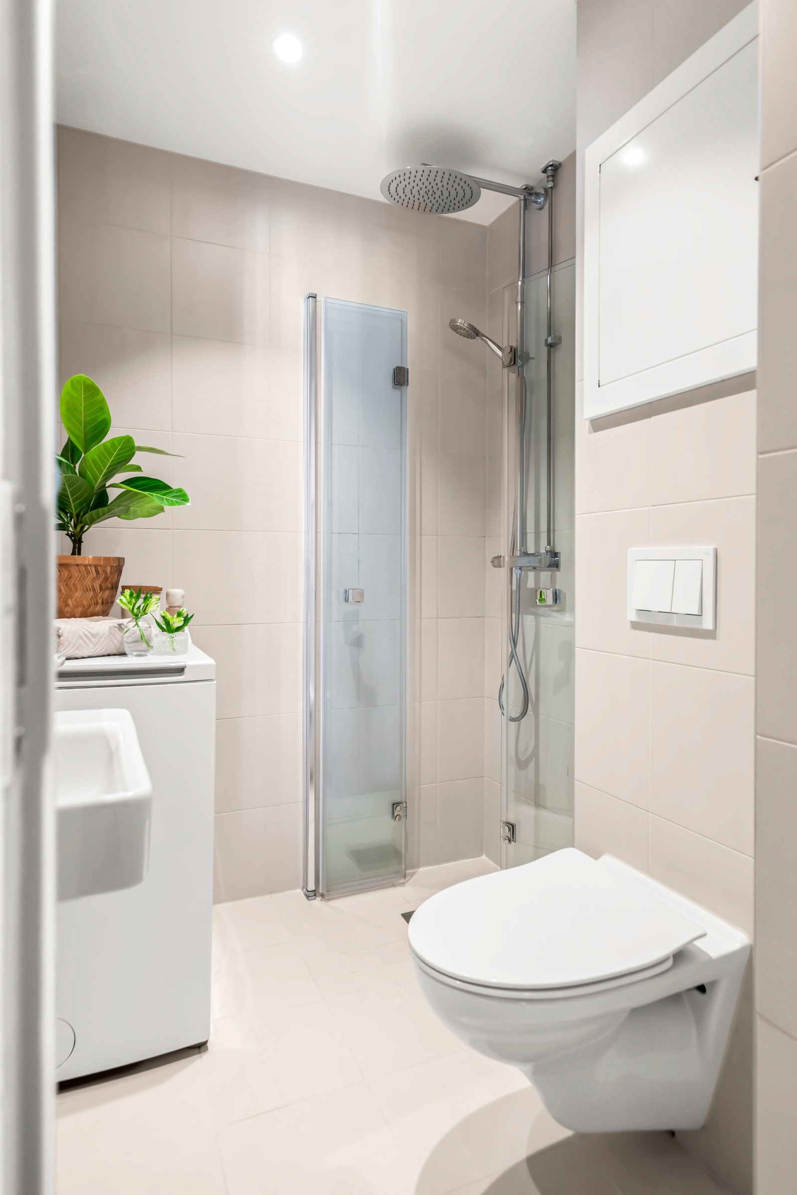 Nytt og moderne baderom med behagelig gulvvarme - pusset opp i regi av sameiet. Galleribilde