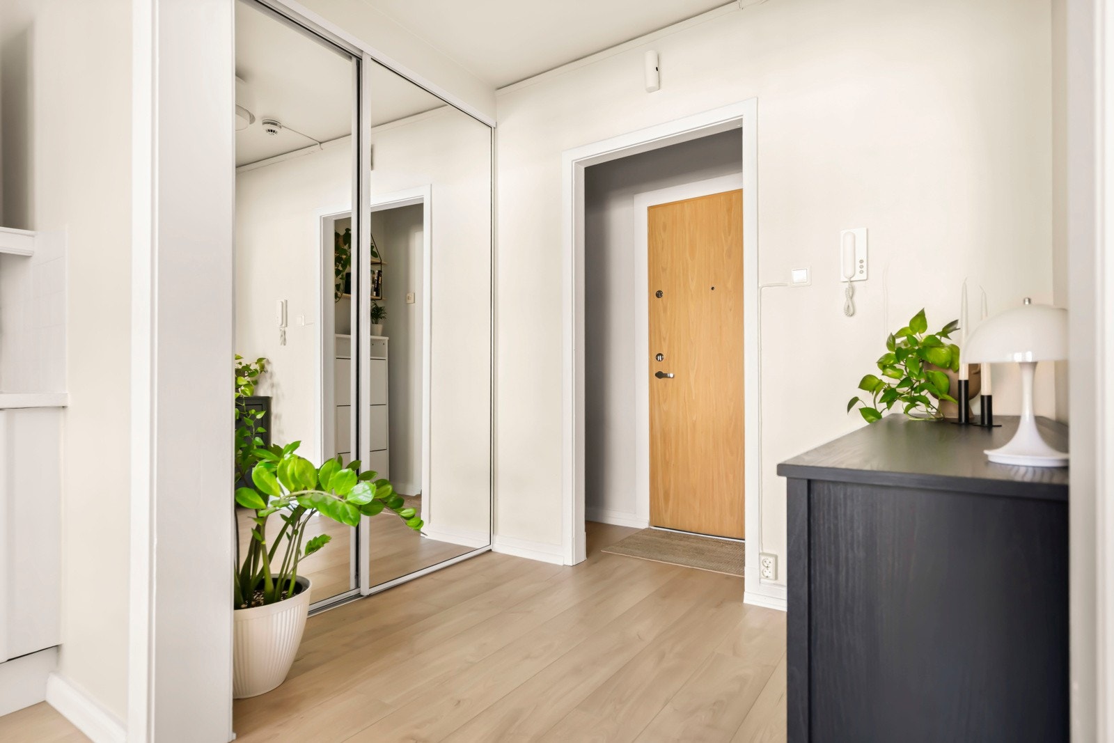 God plass til oppbevaring i garderobeskap med skyvedører og kommode/ skap - velkommen inn! Galleribilde