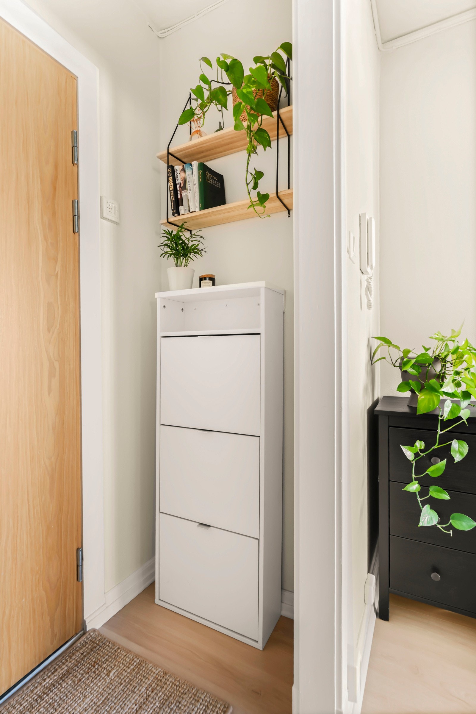 Ved gangen er det ytterligere lagringsplass, i tillegg til bod i kjeller. Galleribilde