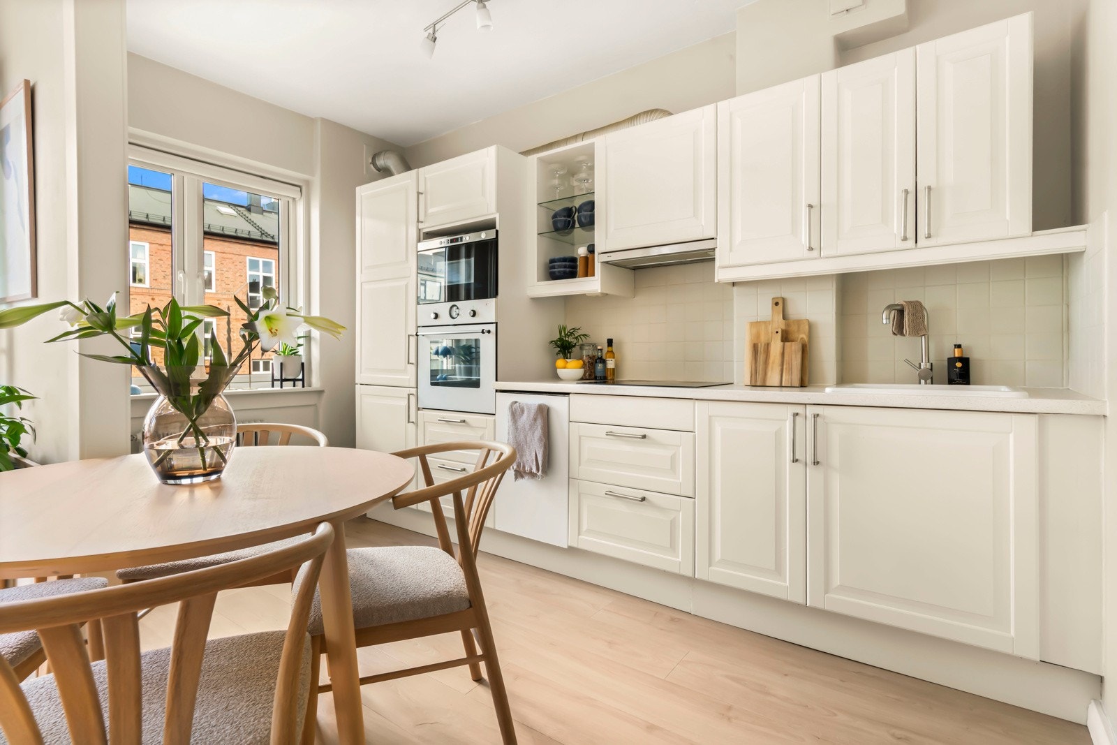 Klassisk og tidløs kjøkkeninnredning fra Ikea. Her bys det på profilerte og fabrikklakkerte fronter, samt benkeplate i slitesterk laminat. Galleribilde