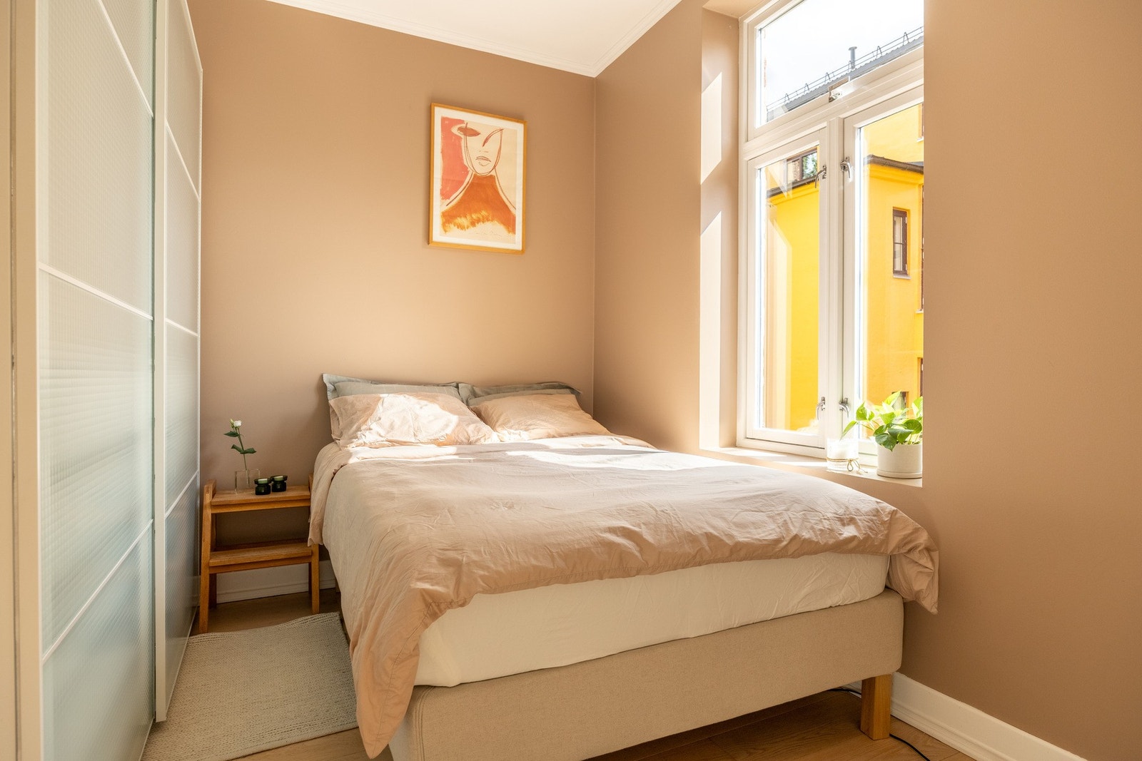 Innbydende soverom med plass til dobbeltseng og nattbord. God plass i stor garderobe. Galleribilde