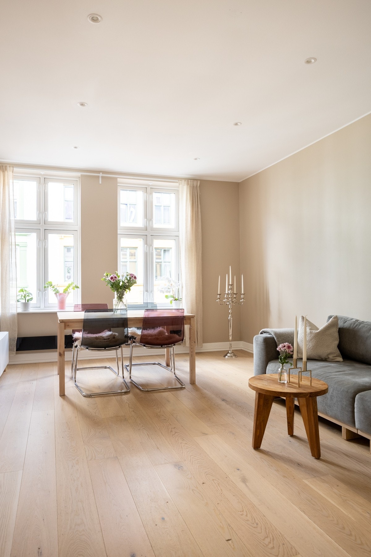 Stuen har en god utforming som gjør det enkelt å innrede. Galleribilde