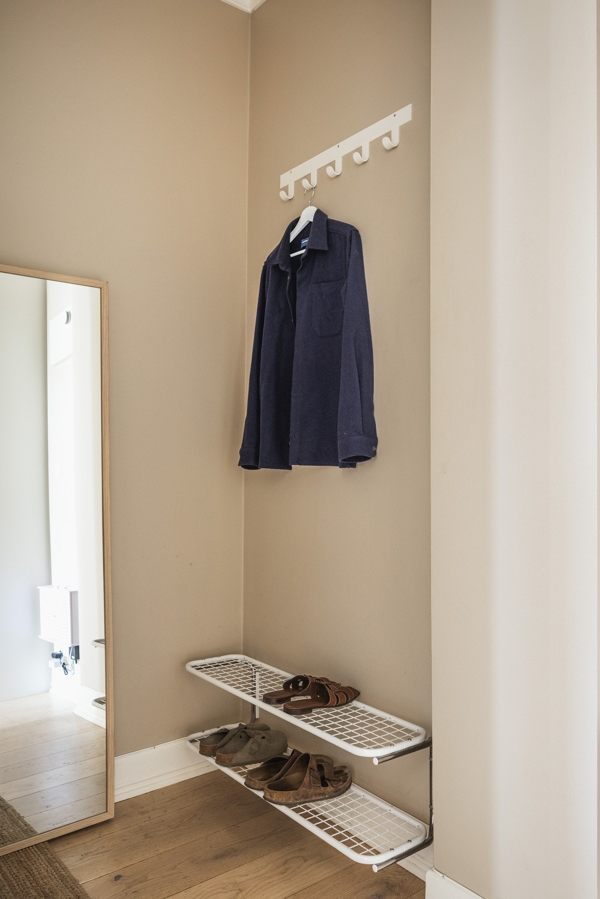 Entréen har plass for klesoppheng og oppbevaring av sko. Galleribilde