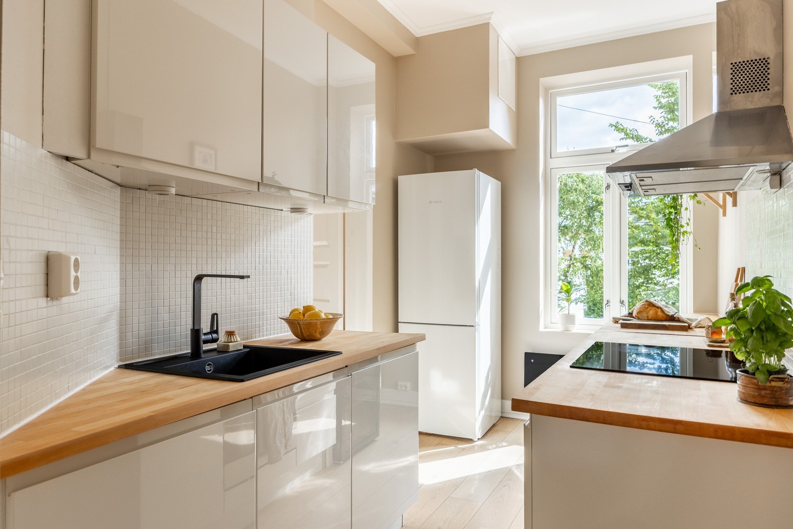 Videre har leiligheten et praktisk separat kjøkken fra HTH (2014). Galleribilde