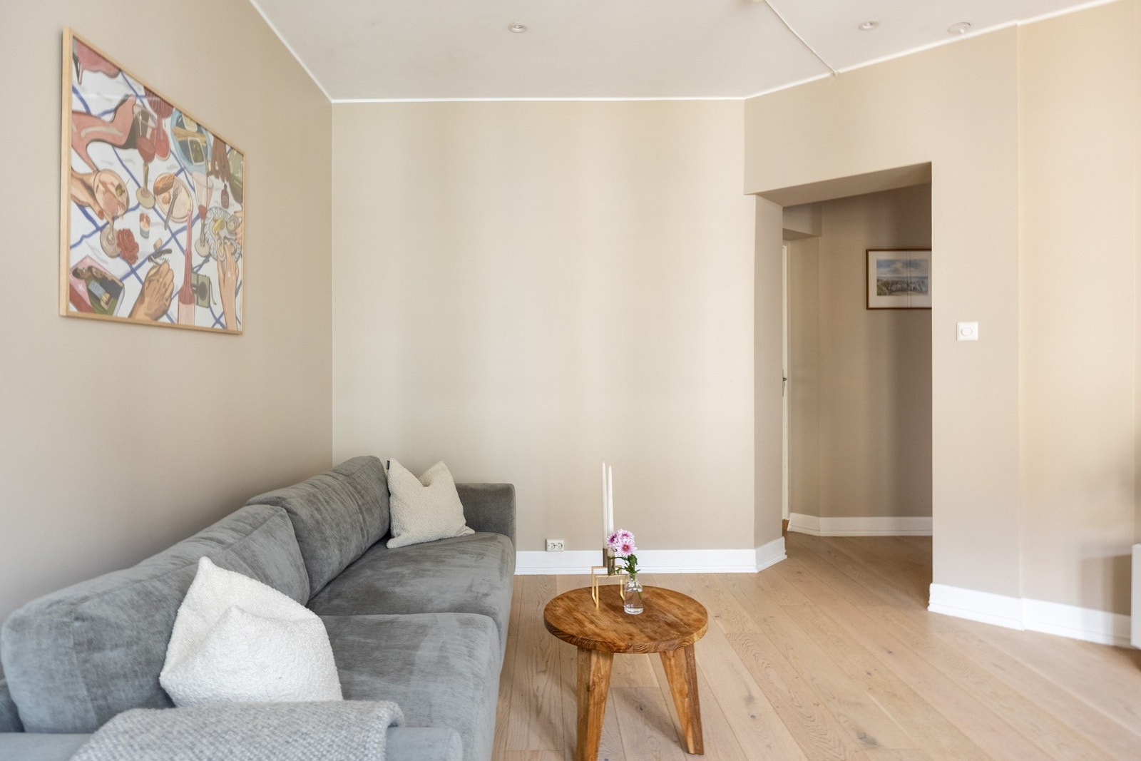 Overflatene er malt i en moderne fargetone, og på gulvet er det parkett. Galleribilde