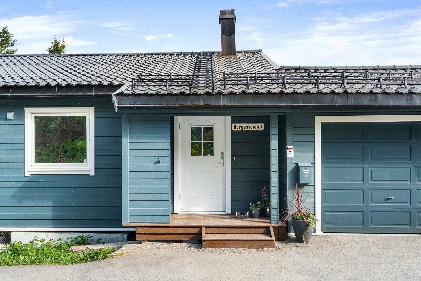 Boligen ligger i et veletablert boligfelt nord for sentrum. Området er i all hovedsak bebygd med frittliggende eneboliger og mindre flermannsboliger.