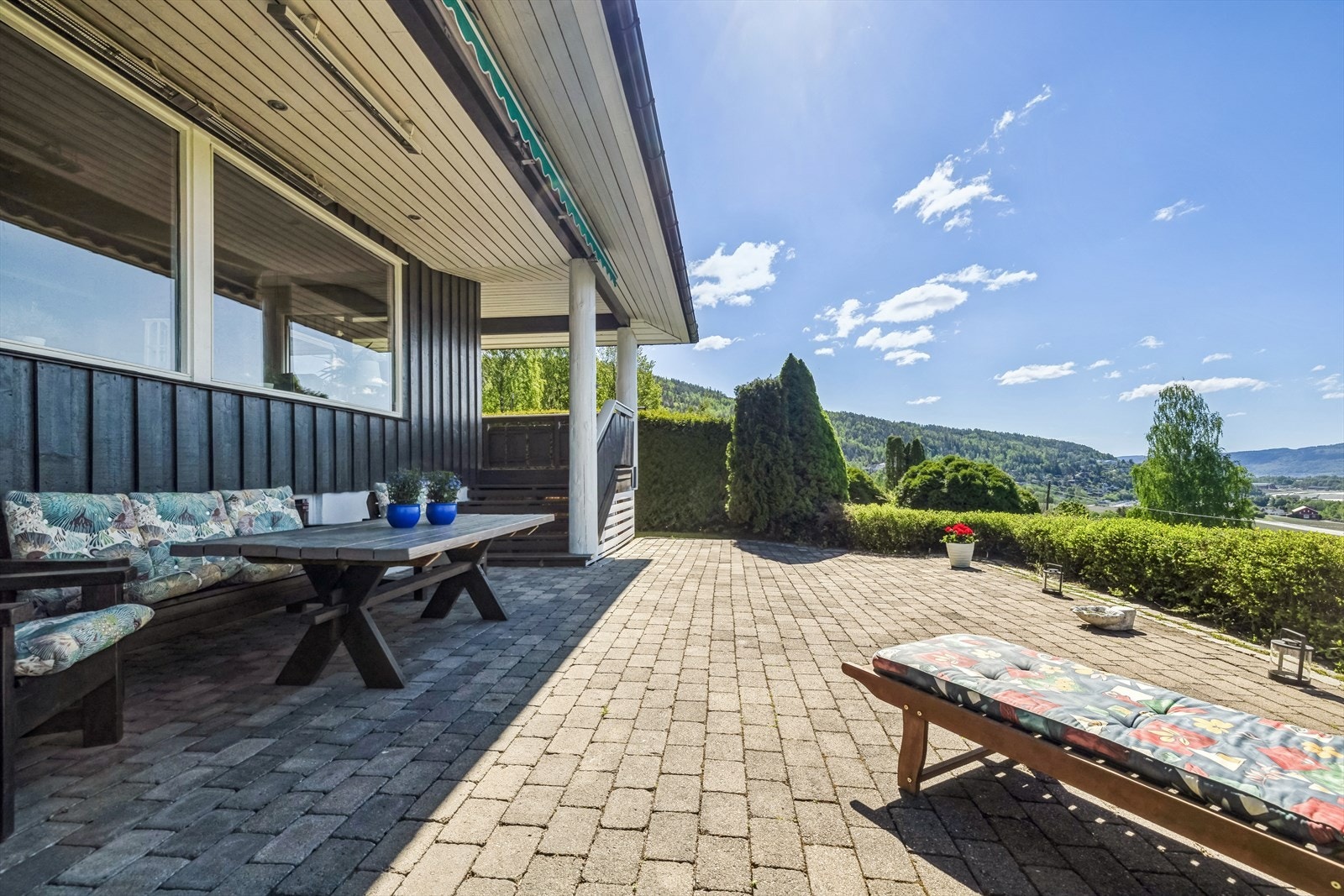 Fin steinsatt uteplass Galleribilde