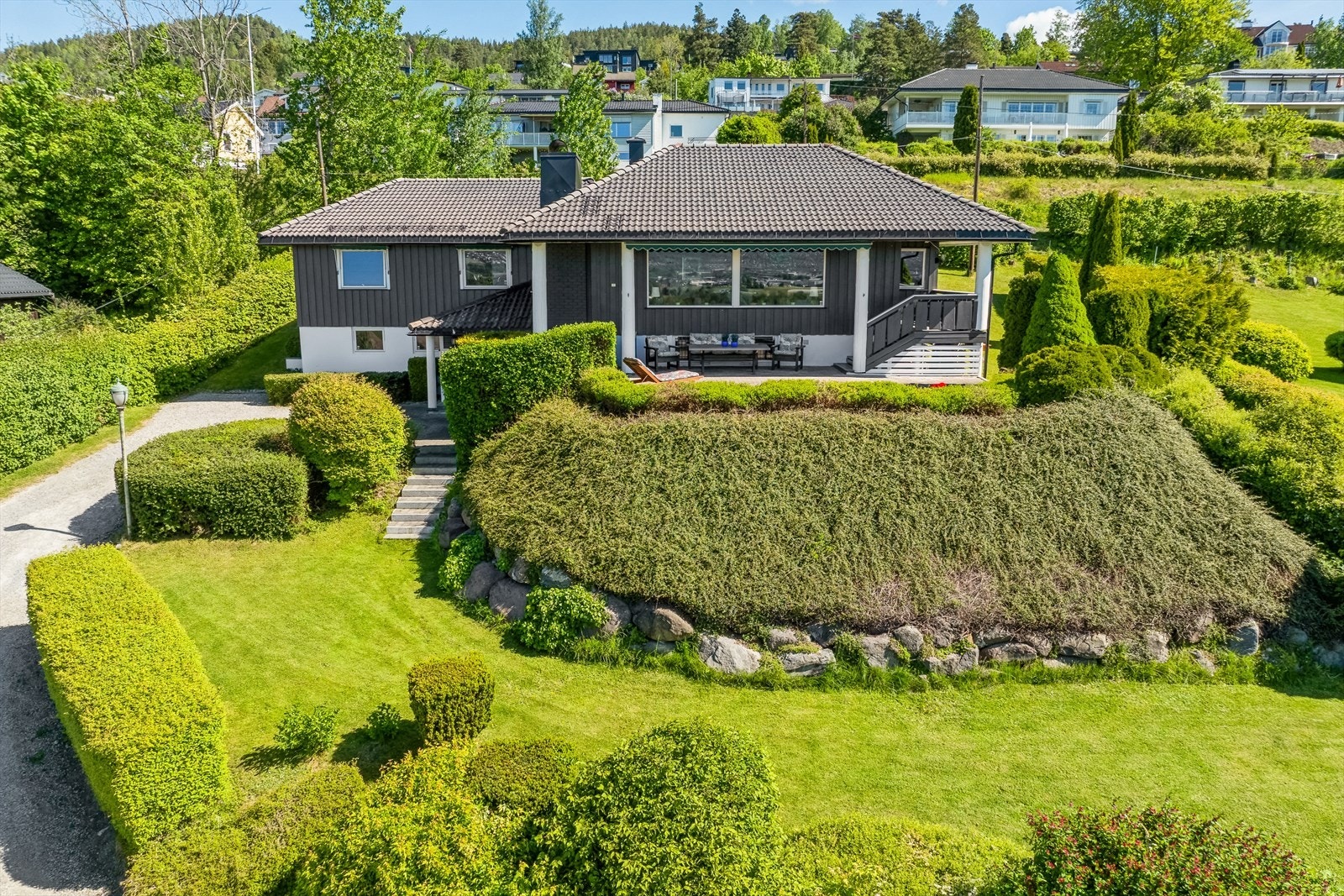 En særdeles innholdsrik enebolig med garasje for plass til 3 biler Galleribilde