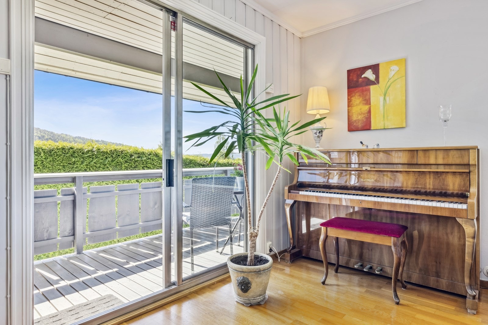 Utgang til veranda og hage/uteplass Galleribilde