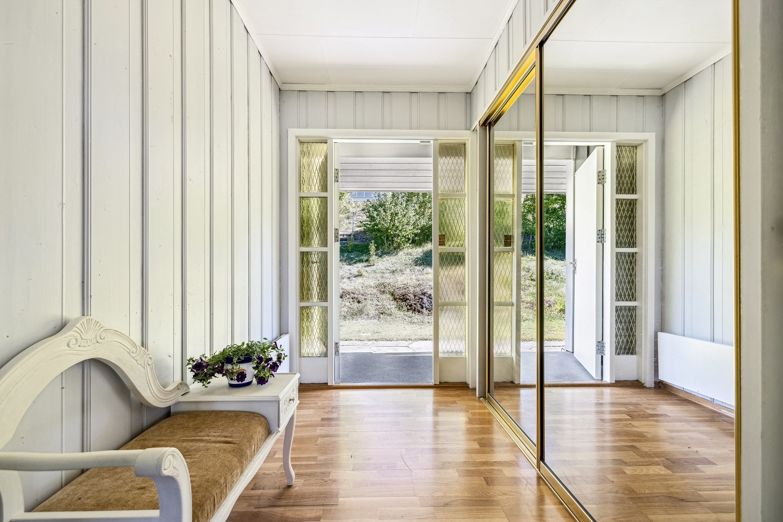 Fin entré/gang i 1.etg med inngang fra baksiden av huset. Turstien på den gamle jernbanelinja ligger kun 10 meter opp fra huset. Galleribilde