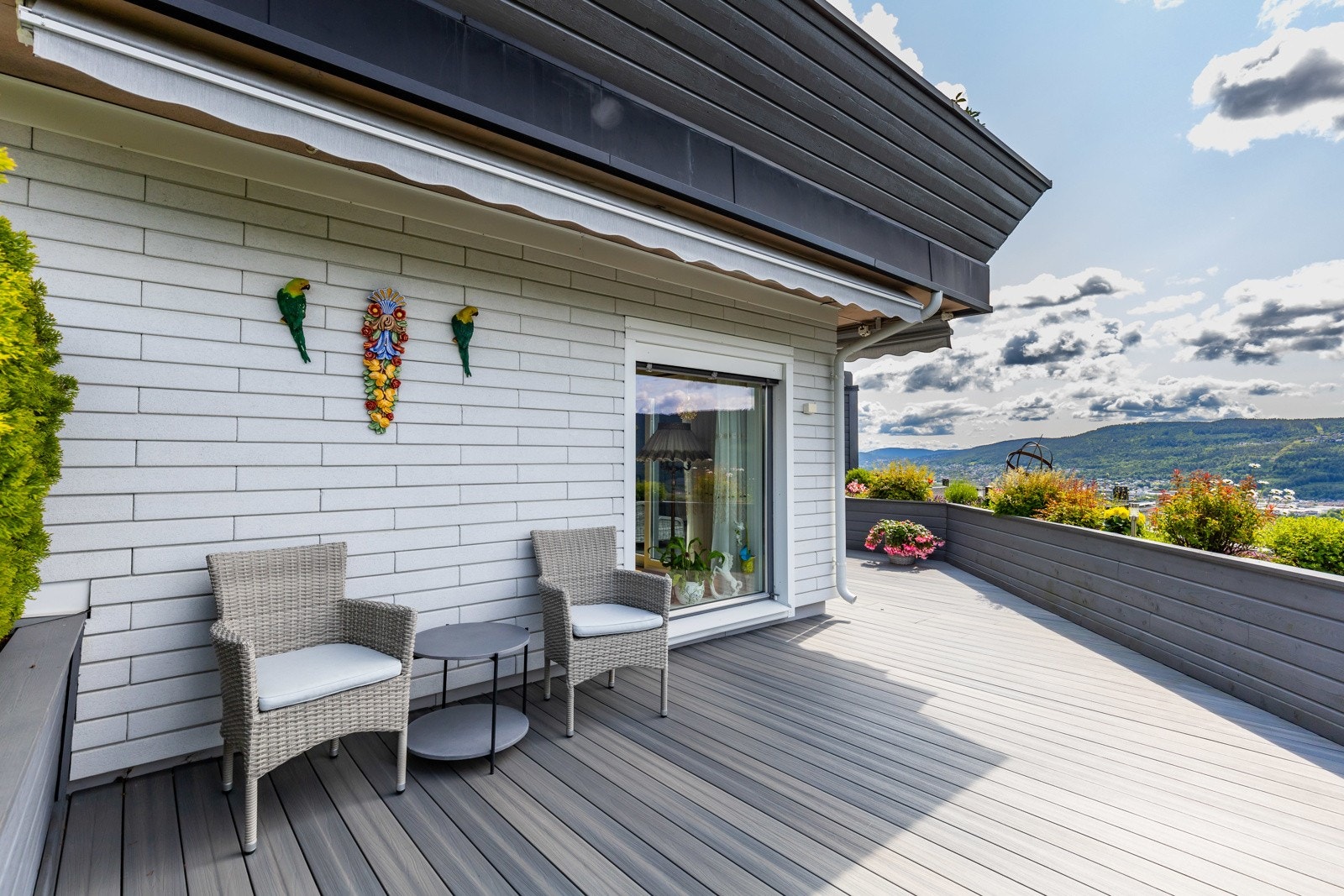 Terrassen har en spennende utforming hvor du kan flytte deg etter solen. Galleribilde