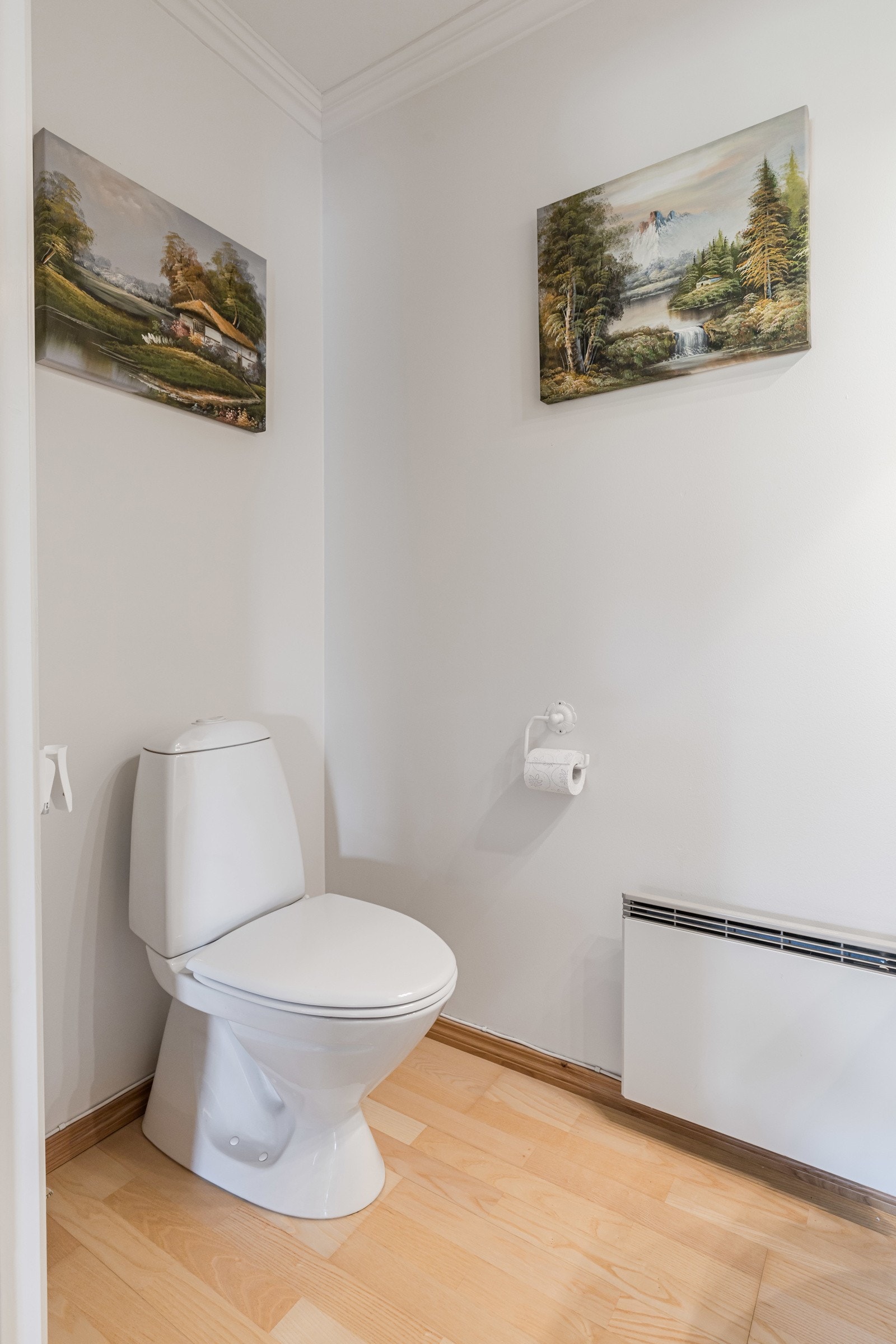 Ved stuen er det praktisk gjestetoalett. Galleribilde