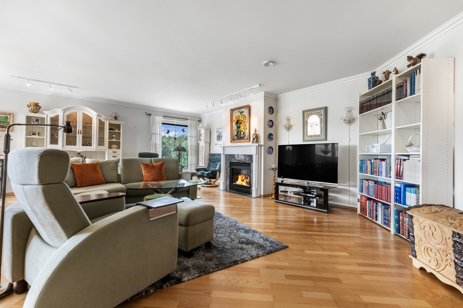 I stuen er det gasspeis for ekstra kos og hygge. Galleribilde