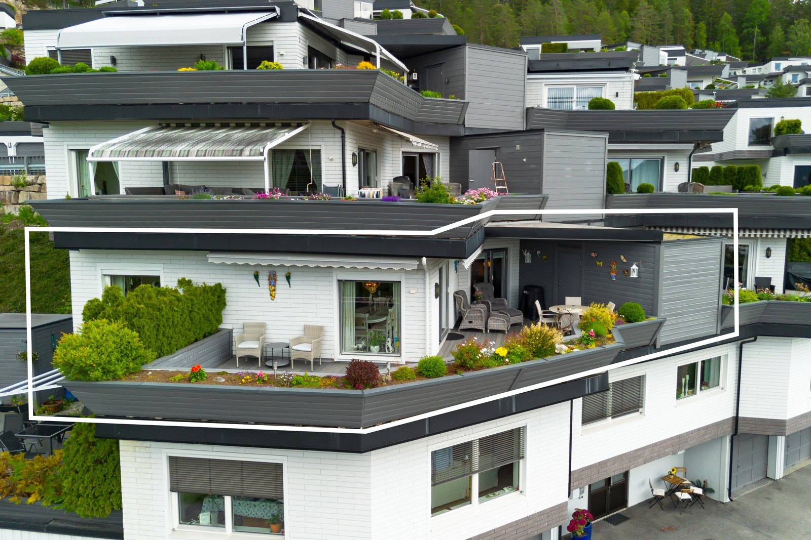Stor, delvis overbygget terrasse på ca. 40 kvm. Galleribilde