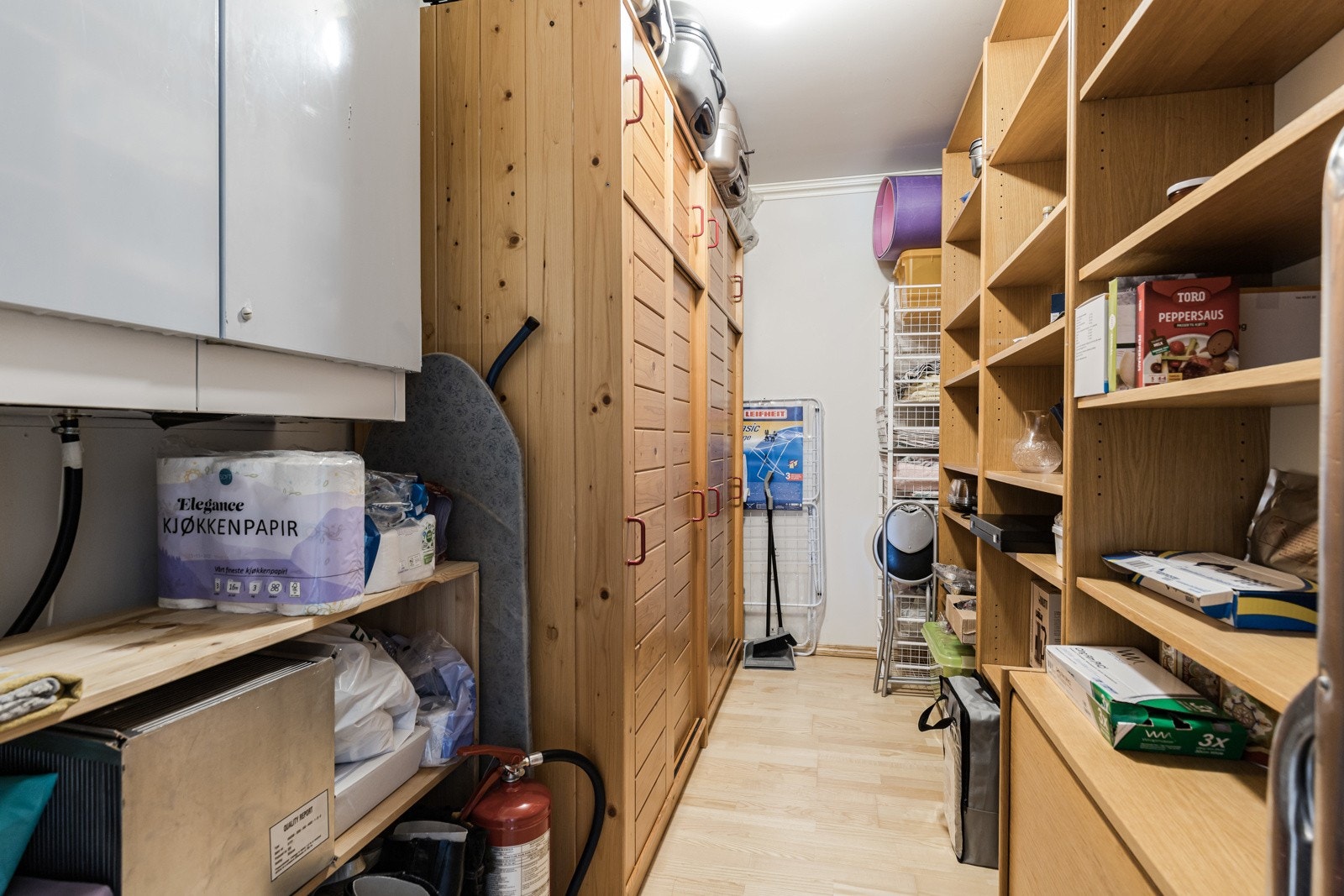 Stor og romslig bod i enden av gangen. Her med balansert ventilasjonsalegg. Galleribilde