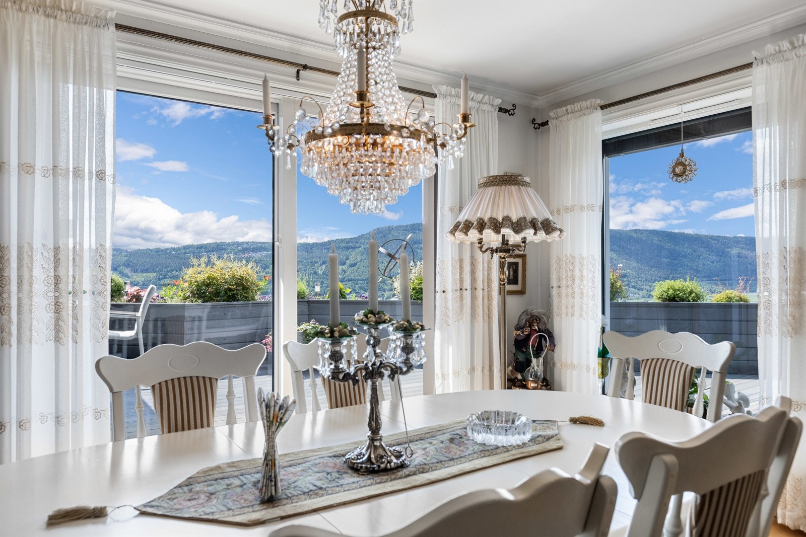 Leiligheten holder en velholdt standard med nydelig utsikt og stor terrasse. Galleribilde