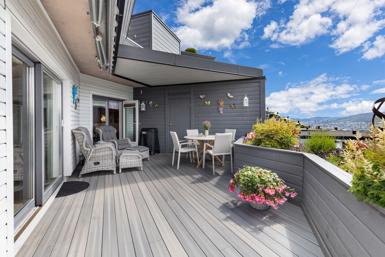 Gulvet er lagt med vedlikeholdsfri kompositt, praktisk bod på terrassen med plass til grill og puter. Galleribilde