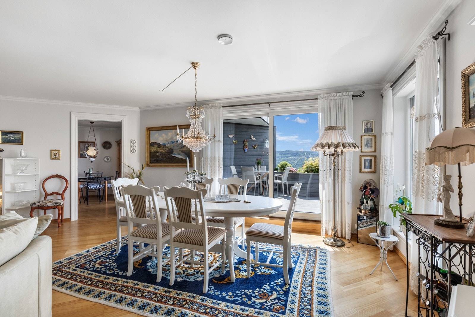 Fra spisegruppen er det utgang til terrassen. Galleribilde