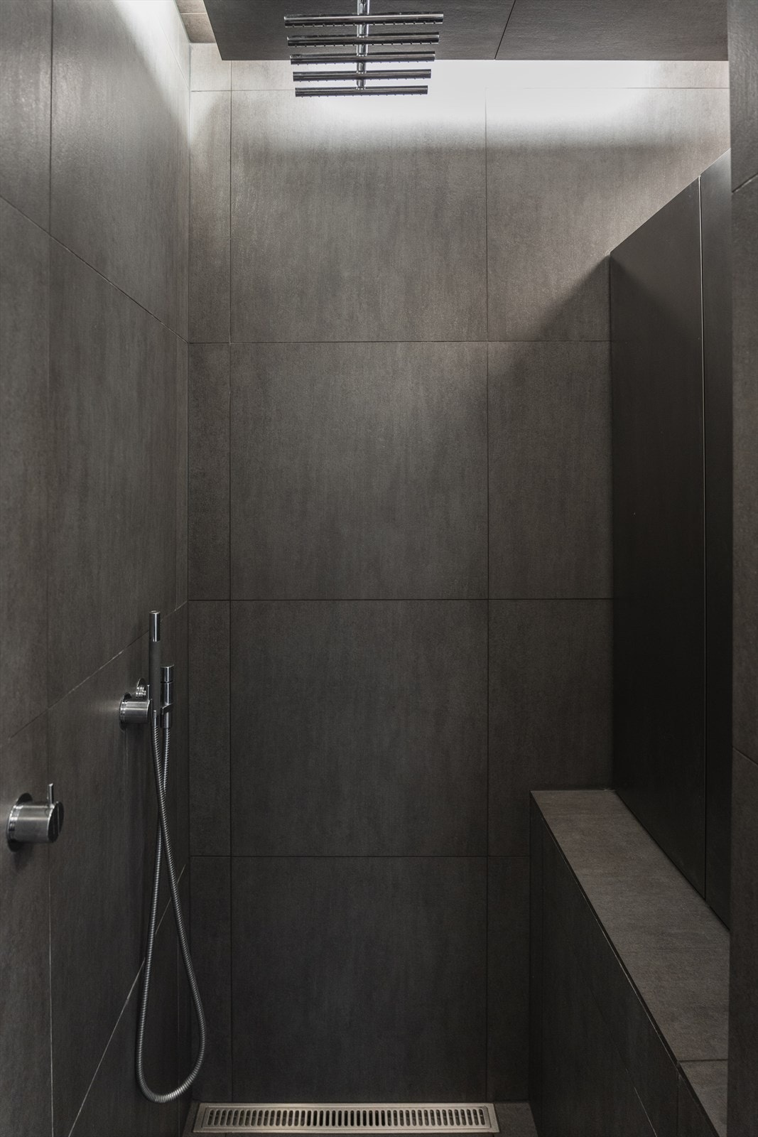 Legg merke til det indirekte lyset som gir en god atmosfære til badet Galleribilde