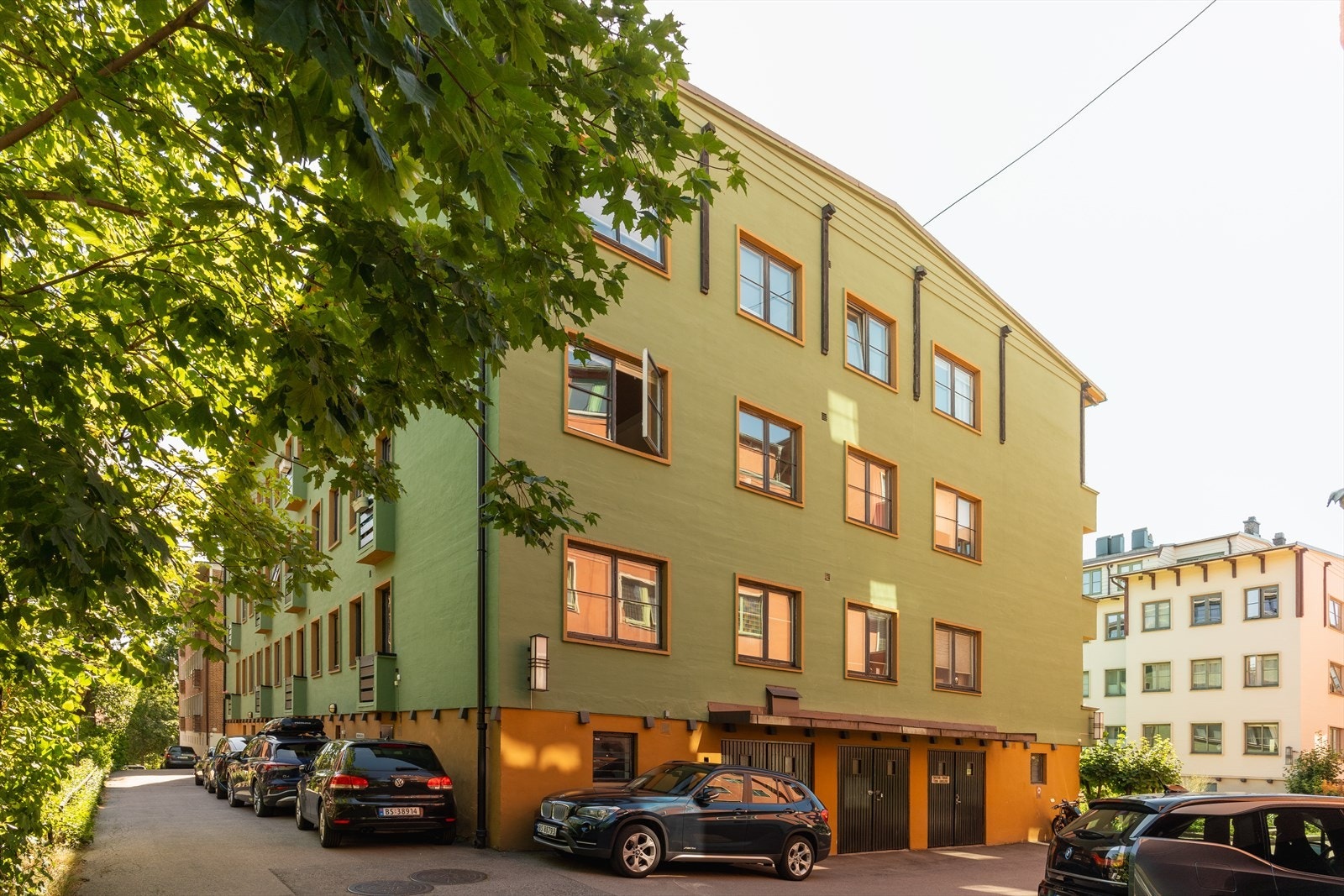 Gode parkeringsmuligheter i sameiet med 11 plasser til disposisjon for beboere (førstemann til mølla prinsippet), flere med ladestasjon for elbil. Galleribilde